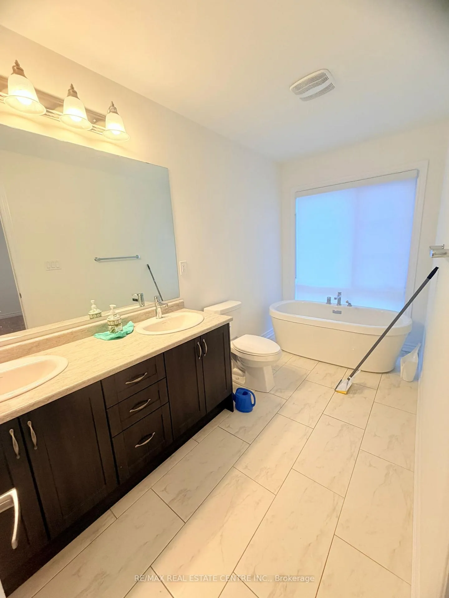 Photo 11 of 298 Carnwith Drive E, Whitby, Brooklin — HOMEH