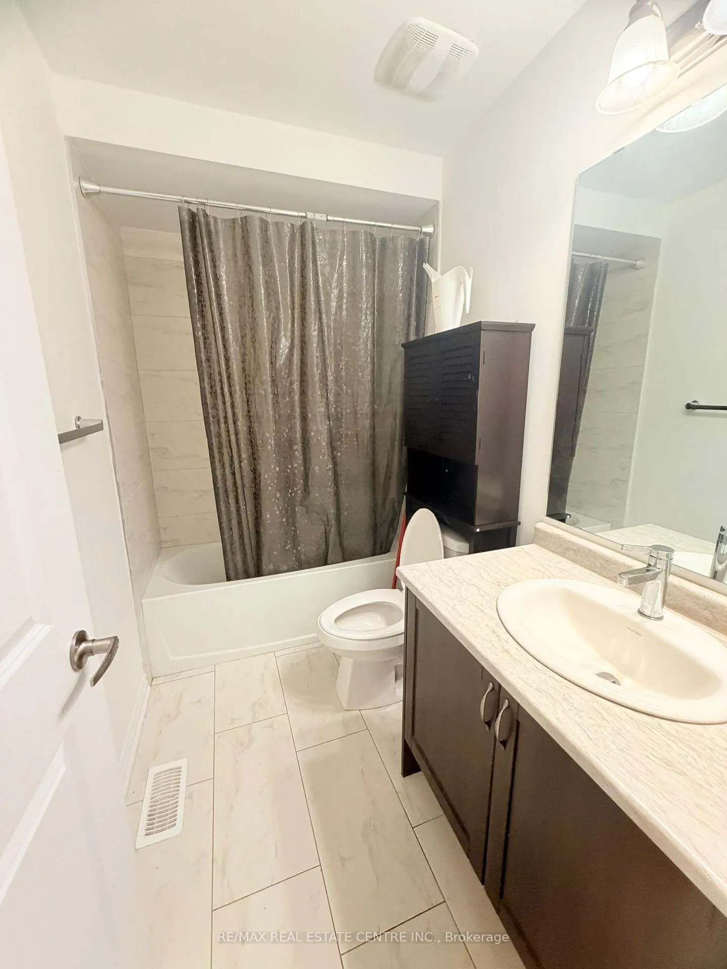 Photo 14 of 298 Carnwith Drive E, Whitby, Brooklin — HOMEH
