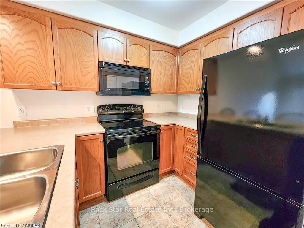 Photo 3 of 21 Bluegrass Crescent, St. Catharines, Oakdale — HOMEH