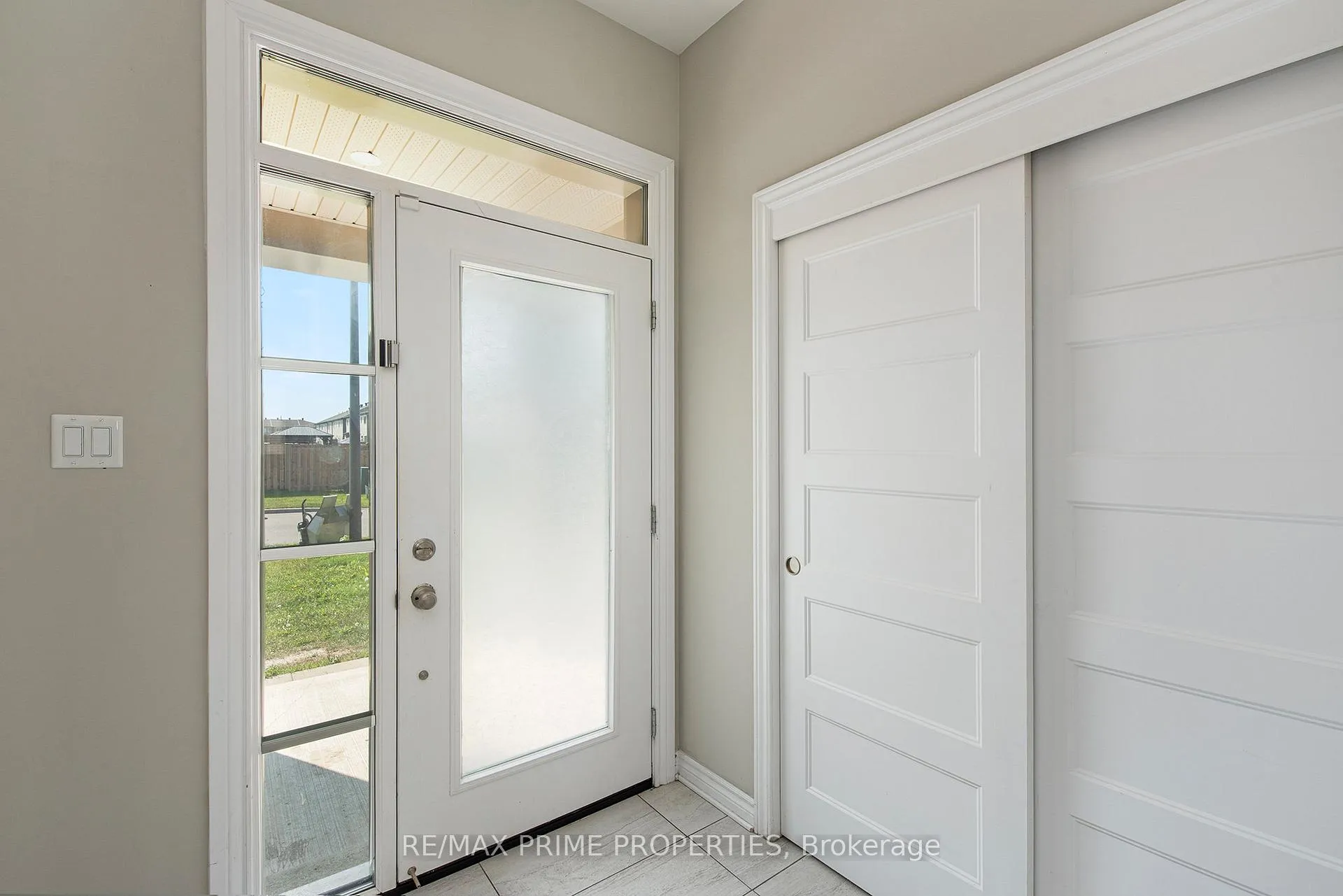 Photo 3 of 812 June Grass Street, Ottawa, Avalon West — HOMEH