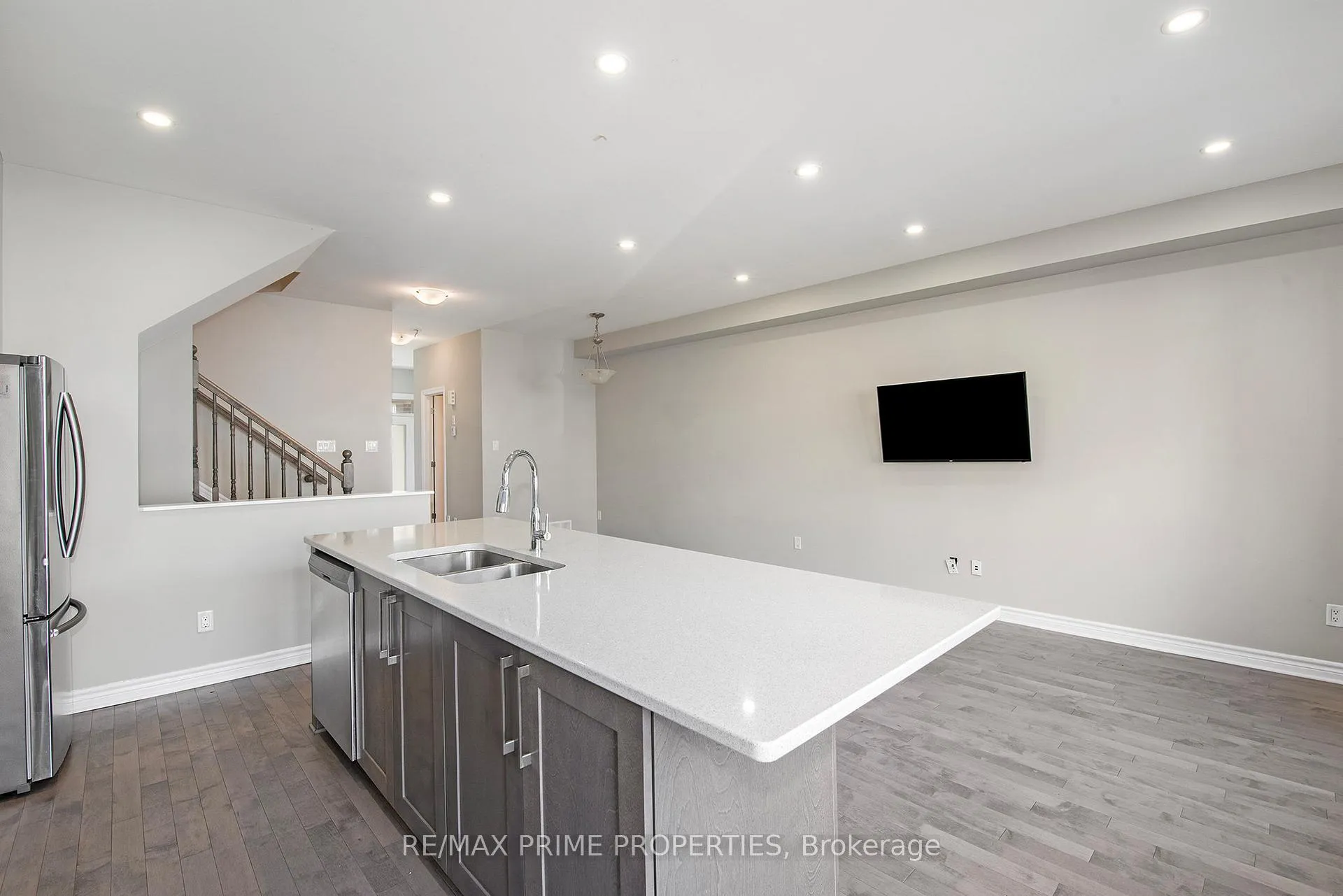 Photo 8 of 812 June Grass Street, Ottawa, Avalon West — HOMEH