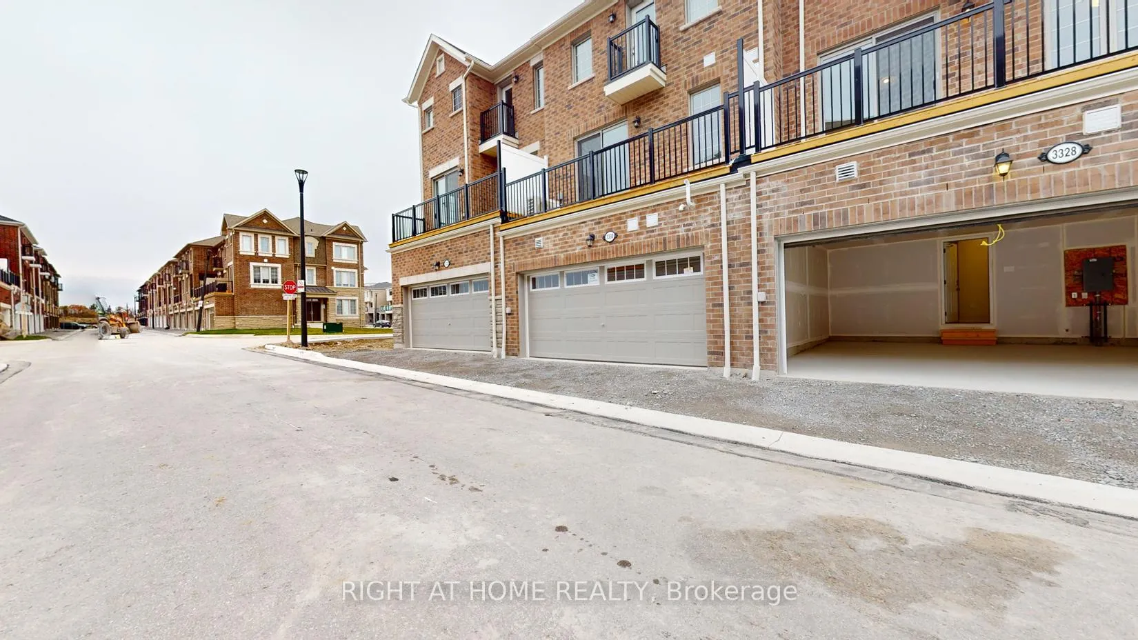 Photo 4 of 3328 Thunderbird Promenade E, Pickering, Rural Pickering — HOMEH