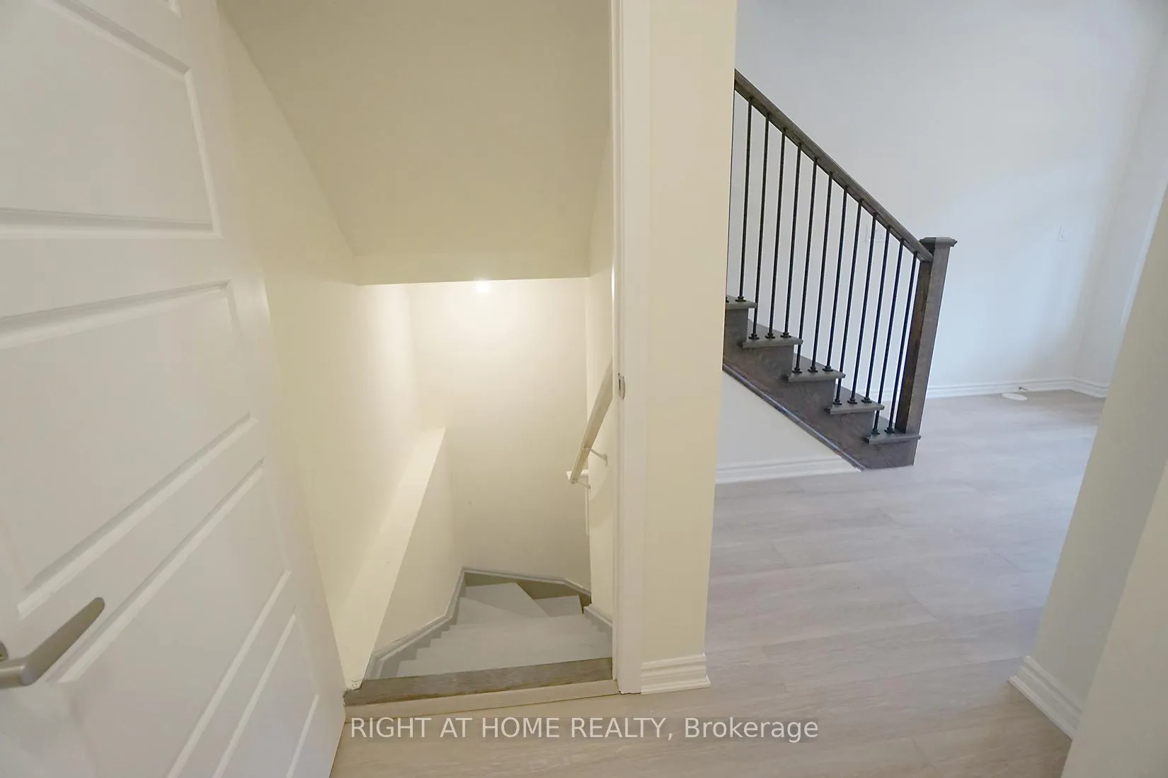 Photo 9 of 3328 Thunderbird Promenade E, Pickering, Rural Pickering — HOMEH