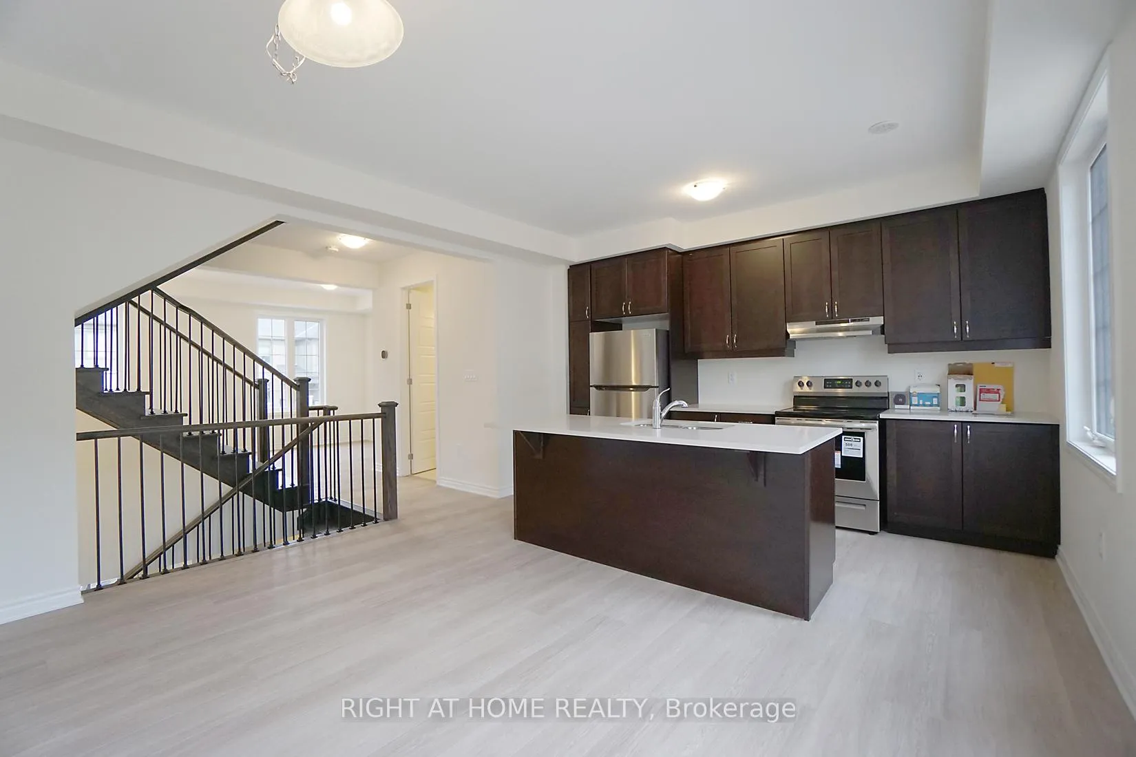 Photo 11 of 3328 Thunderbird Promenade E, Pickering, Rural Pickering — HOMEH