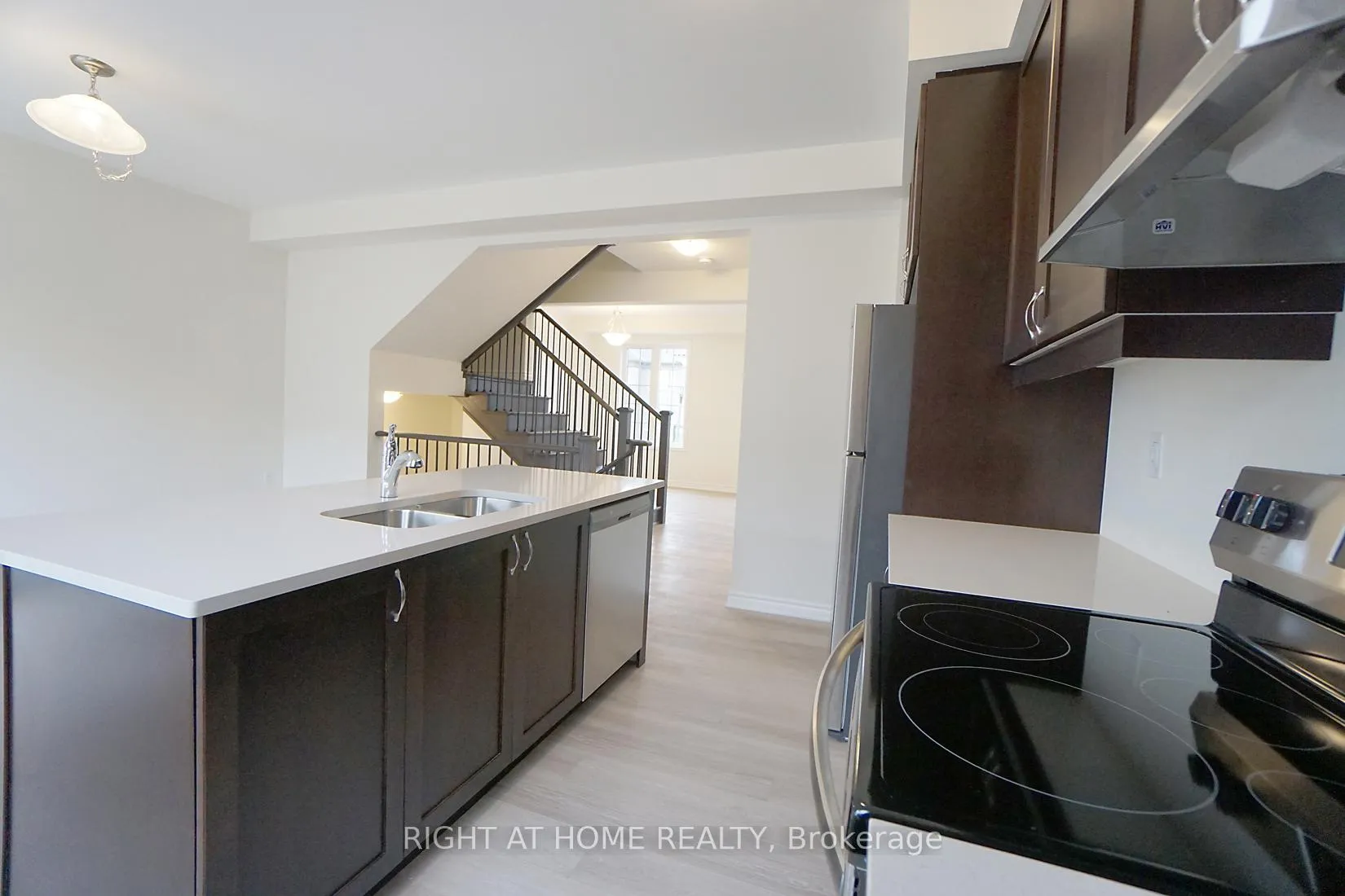 Photo 12 of 3328 Thunderbird Promenade E, Pickering, Rural Pickering — HOMEH