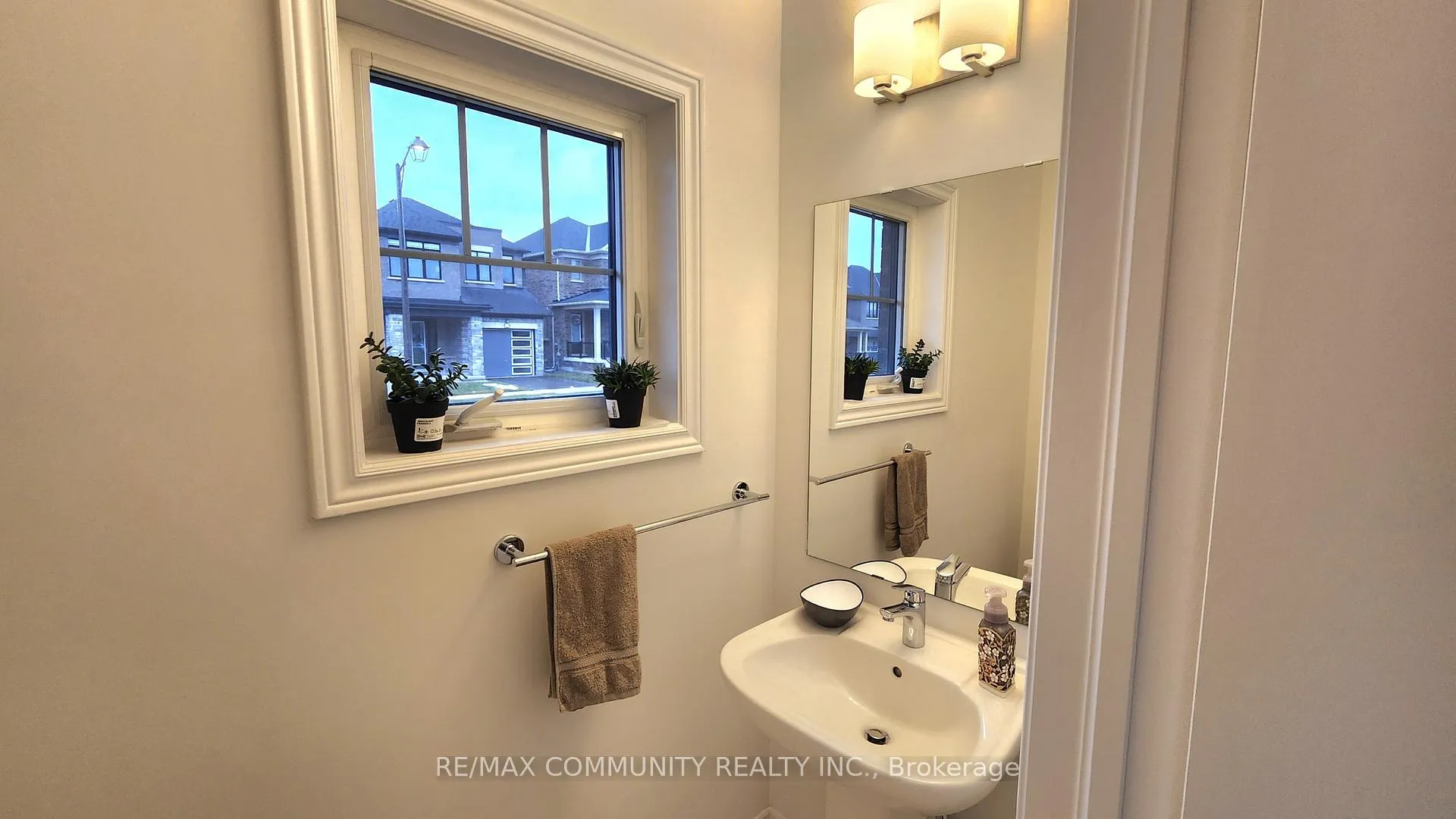 Photo 4 of 2041 Cameron Lott Crescent, Oshawa, Kedron — HOMEH