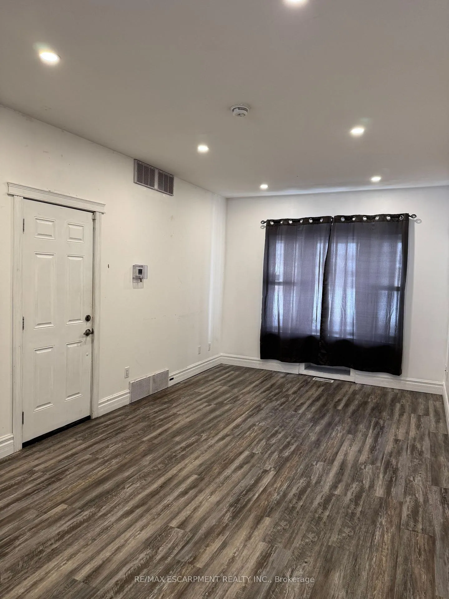 Photo 4 of Unit 2, 1152 King Street E, Hamilton, Crown Point — HOMEH