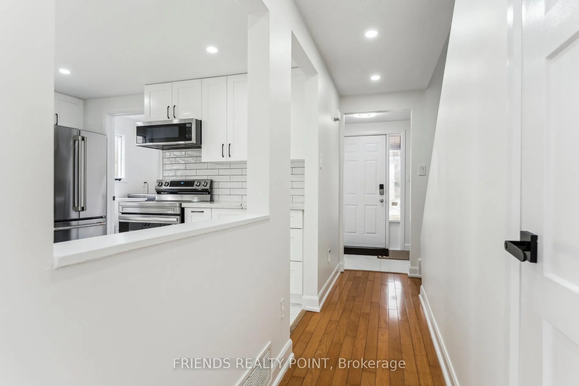 Photo 4 of 55 Browning Trail, Barrie, Letitia Heights — HOMEH