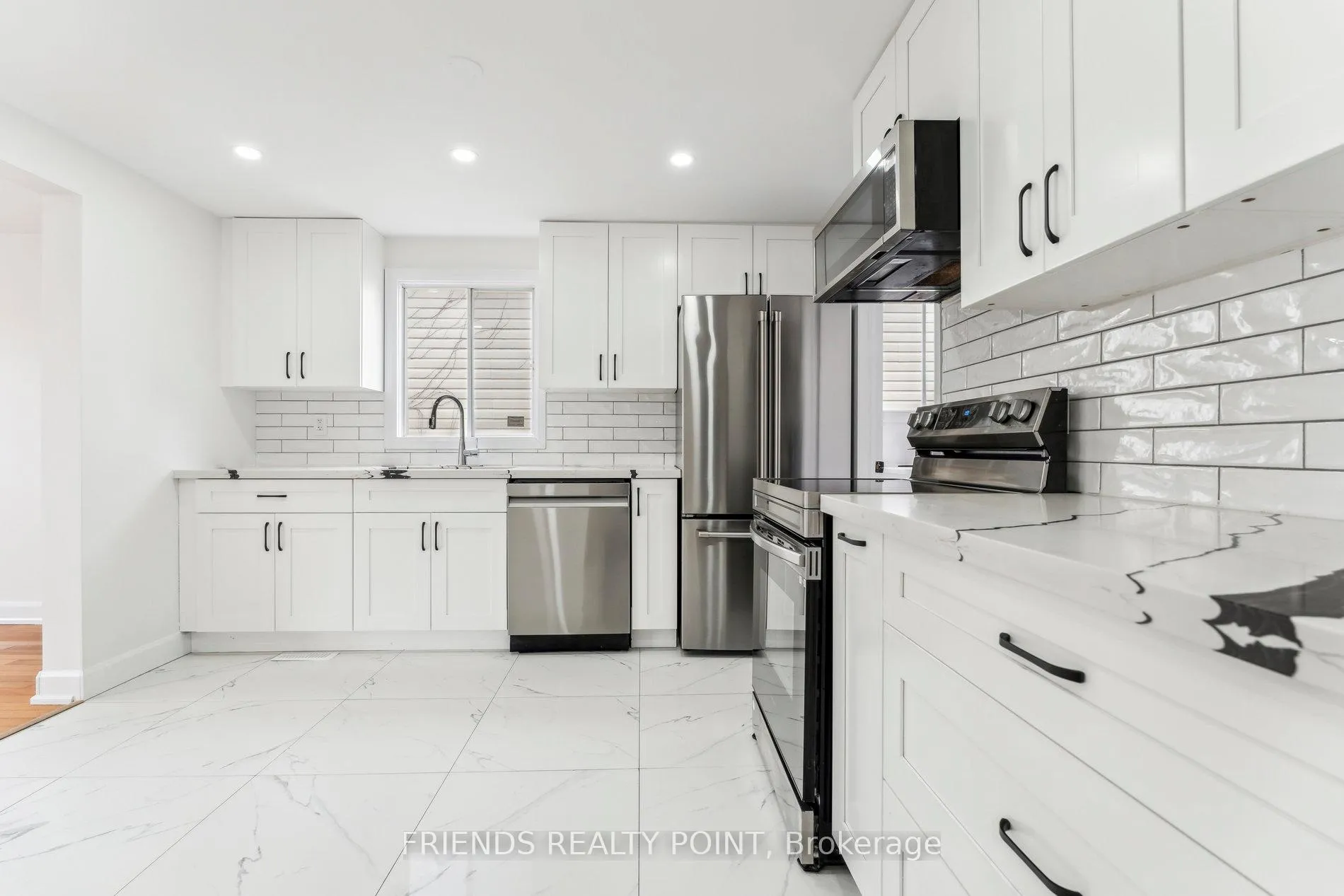 Photo 9 of 55 Browning Trail, Barrie, Letitia Heights — HOMEH
