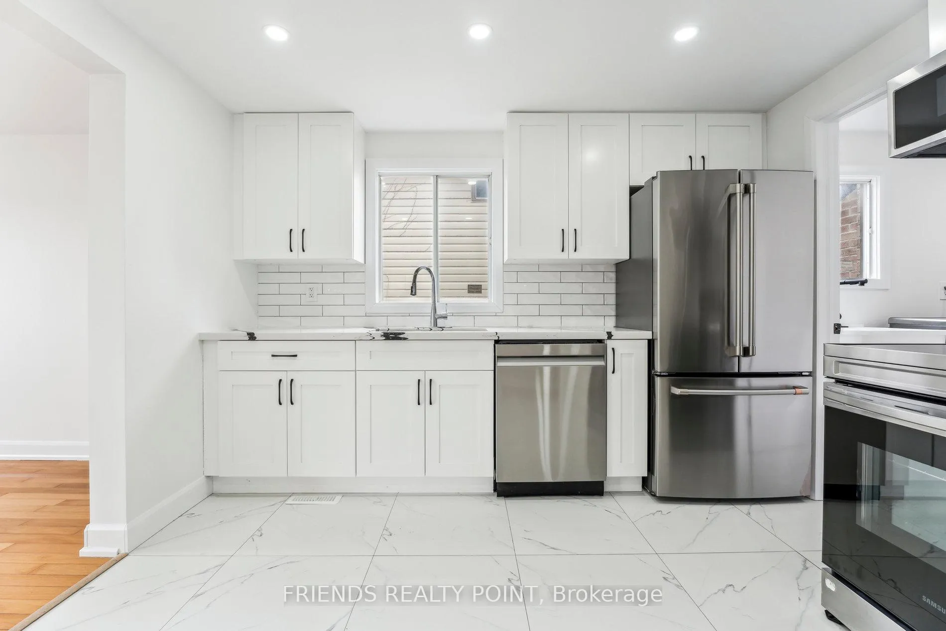 Photo 10 of 55 Browning Trail, Barrie, Letitia Heights — HOMEH