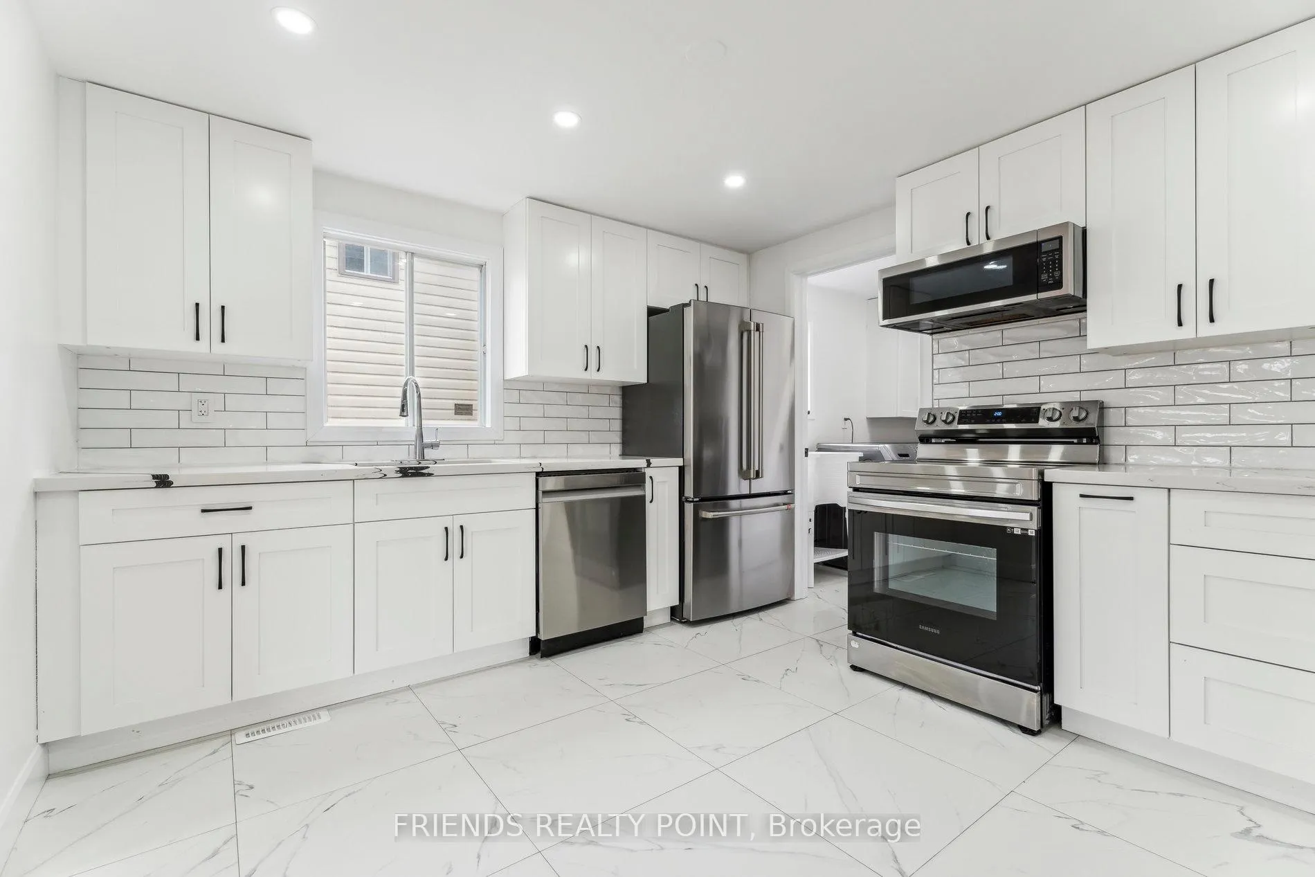 Photo 11 of 55 Browning Trail, Barrie, Letitia Heights — HOMEH