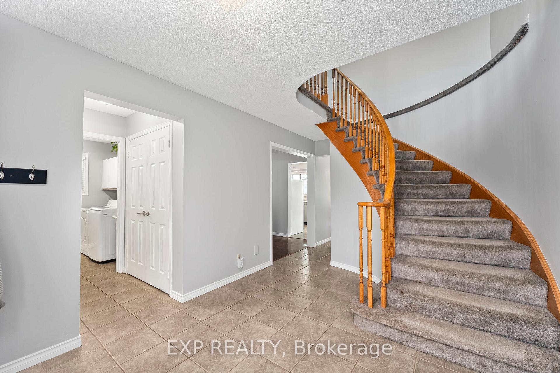 Photo 5 of 31 Ailsa Drive, Georgina, Keswick North — HOMEH