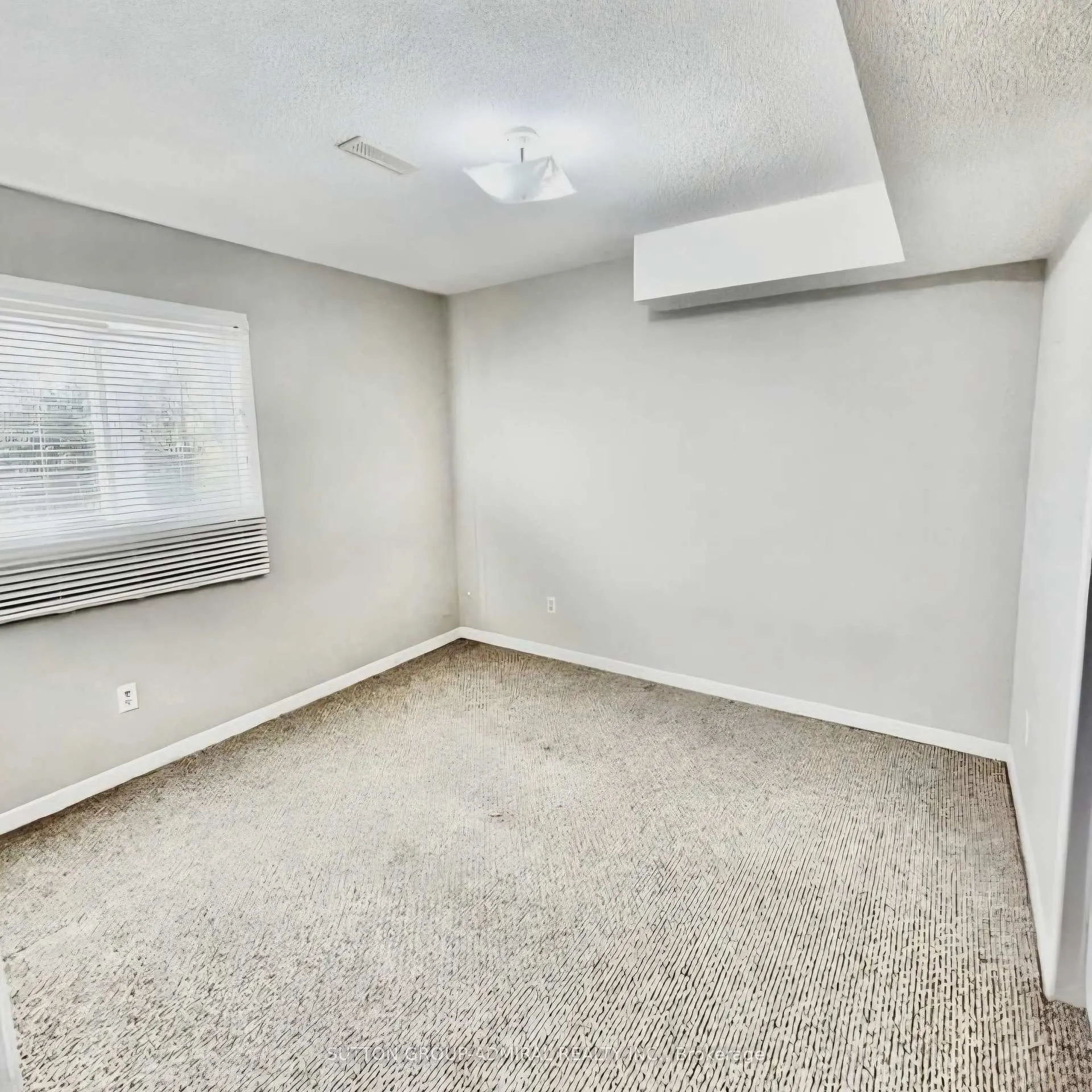 Photo 4 of 53 Eden Drive, Barrie, Letitia Heights — HOMEH