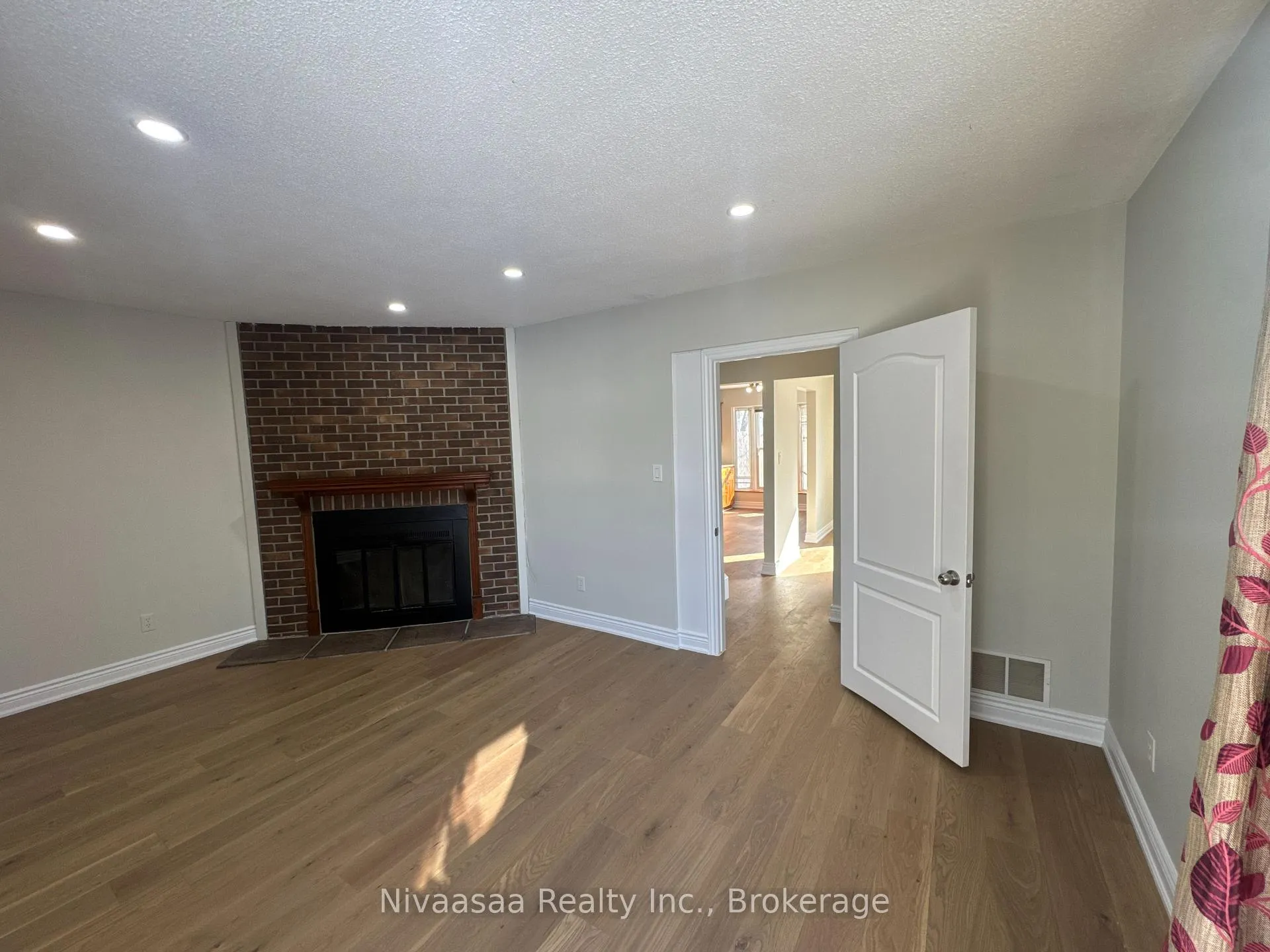 Photo 2 of 71 Pathfinder Crescent, Kitchener — HOMEH