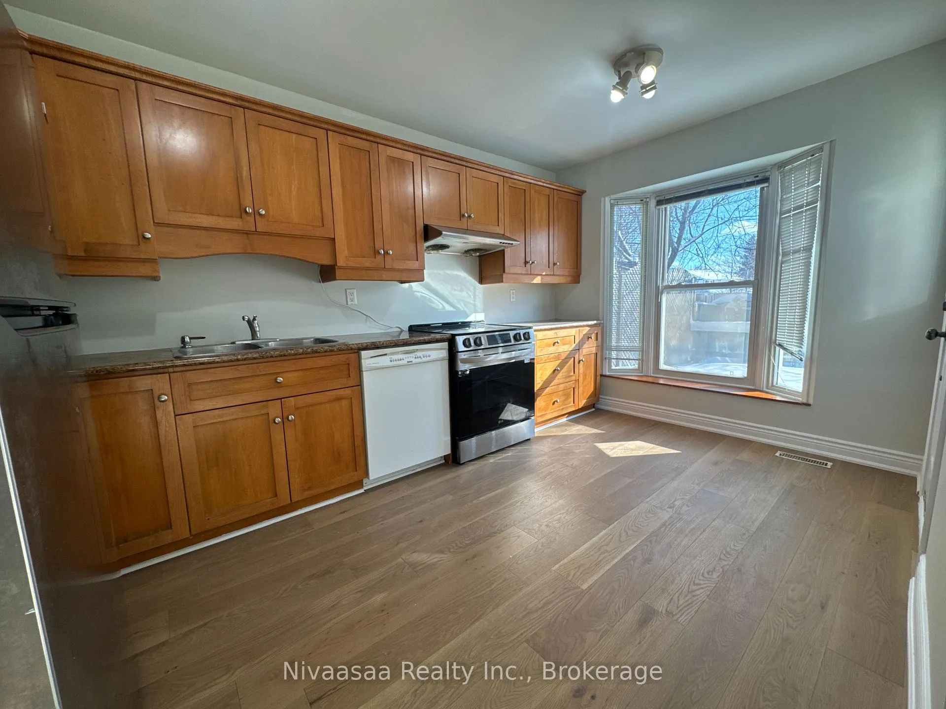 Photo 3 of 71 Pathfinder Crescent, Kitchener — HOMEH