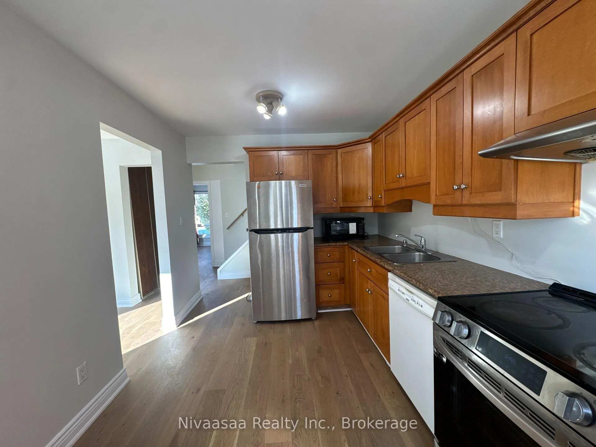 Photo 4 of 71 Pathfinder Crescent, Kitchener — HOMEH