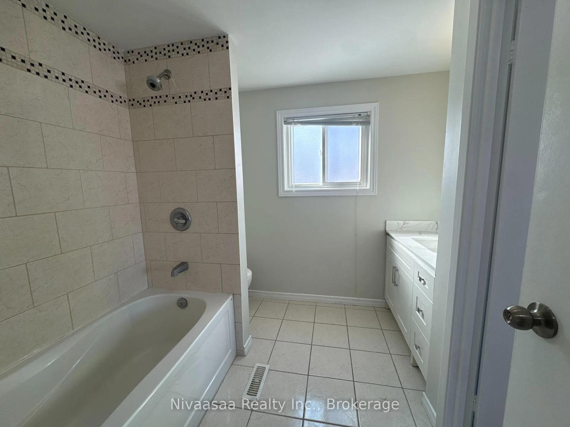 Photo 10 of 71 Pathfinder Crescent, Kitchener — HOMEH