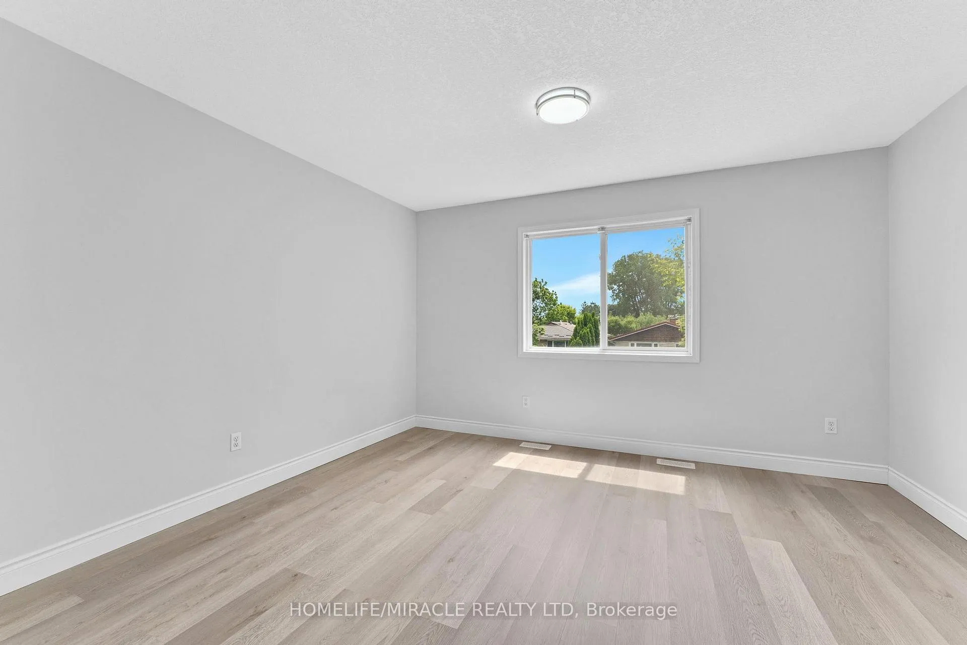 Photo 20 of 120 Jansen Avenue, Kitchener — HOMEH
