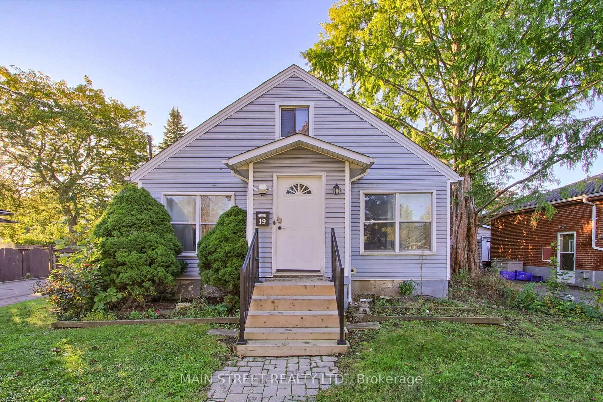 Front of 19 Beaucourt Road E