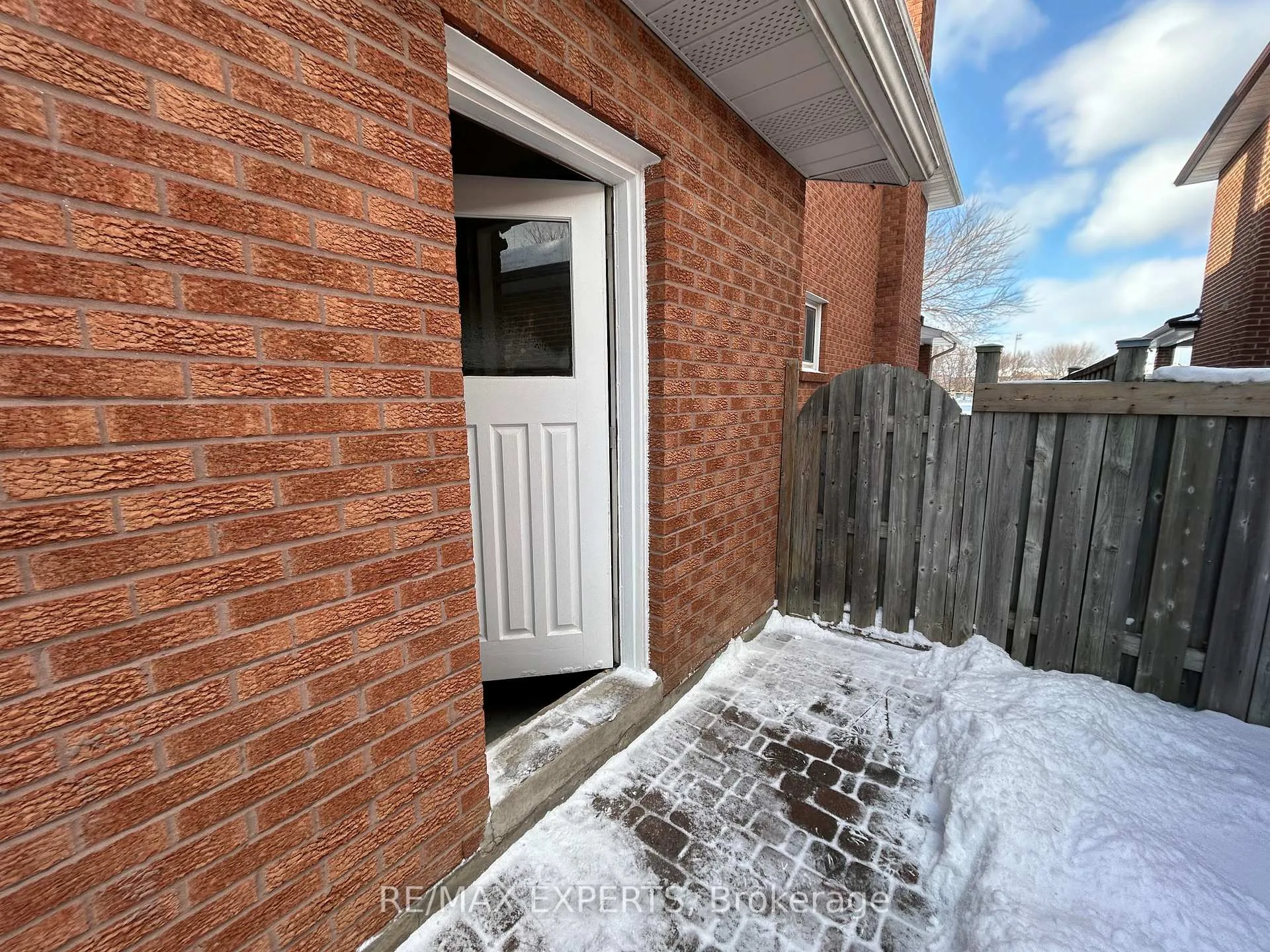 Photo 5 of Unit Lower, 206 Helen Street, Vaughan, East Woodbridge — HOMEH