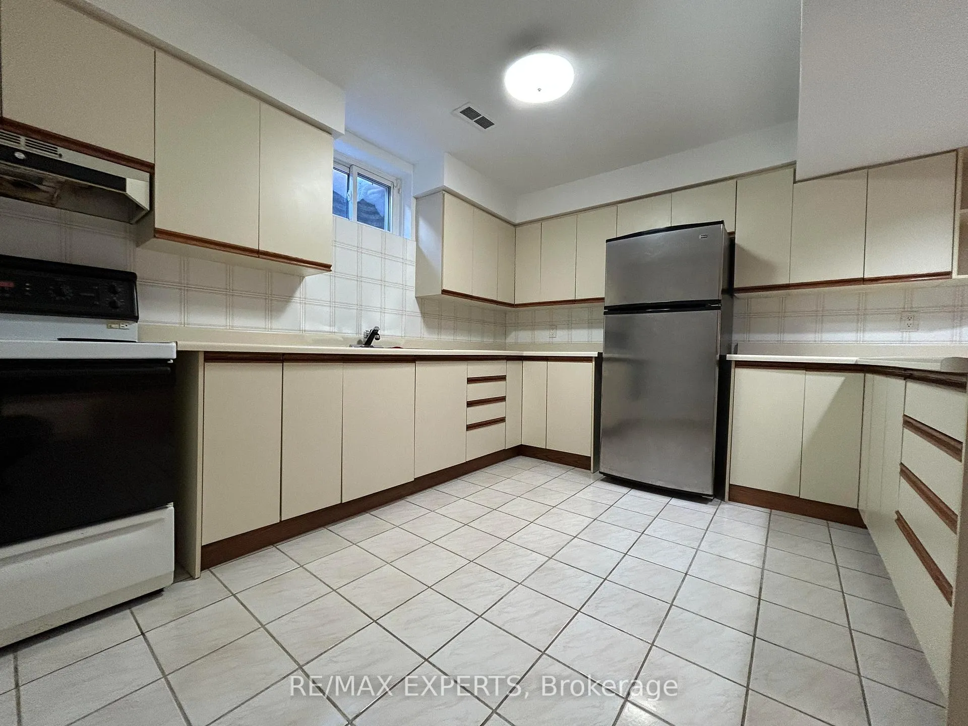 Photo 10 of Unit Lower, 206 Helen Street, Vaughan, East Woodbridge — HOMEH