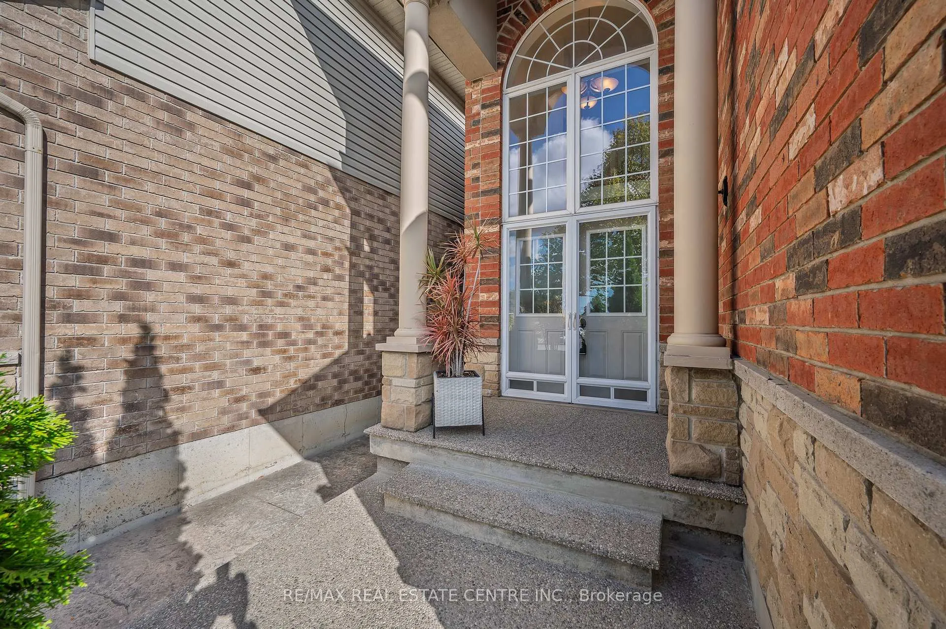 Photo 4 of 733 Stone Church Road E, Hamilton, Randall — HOMEH