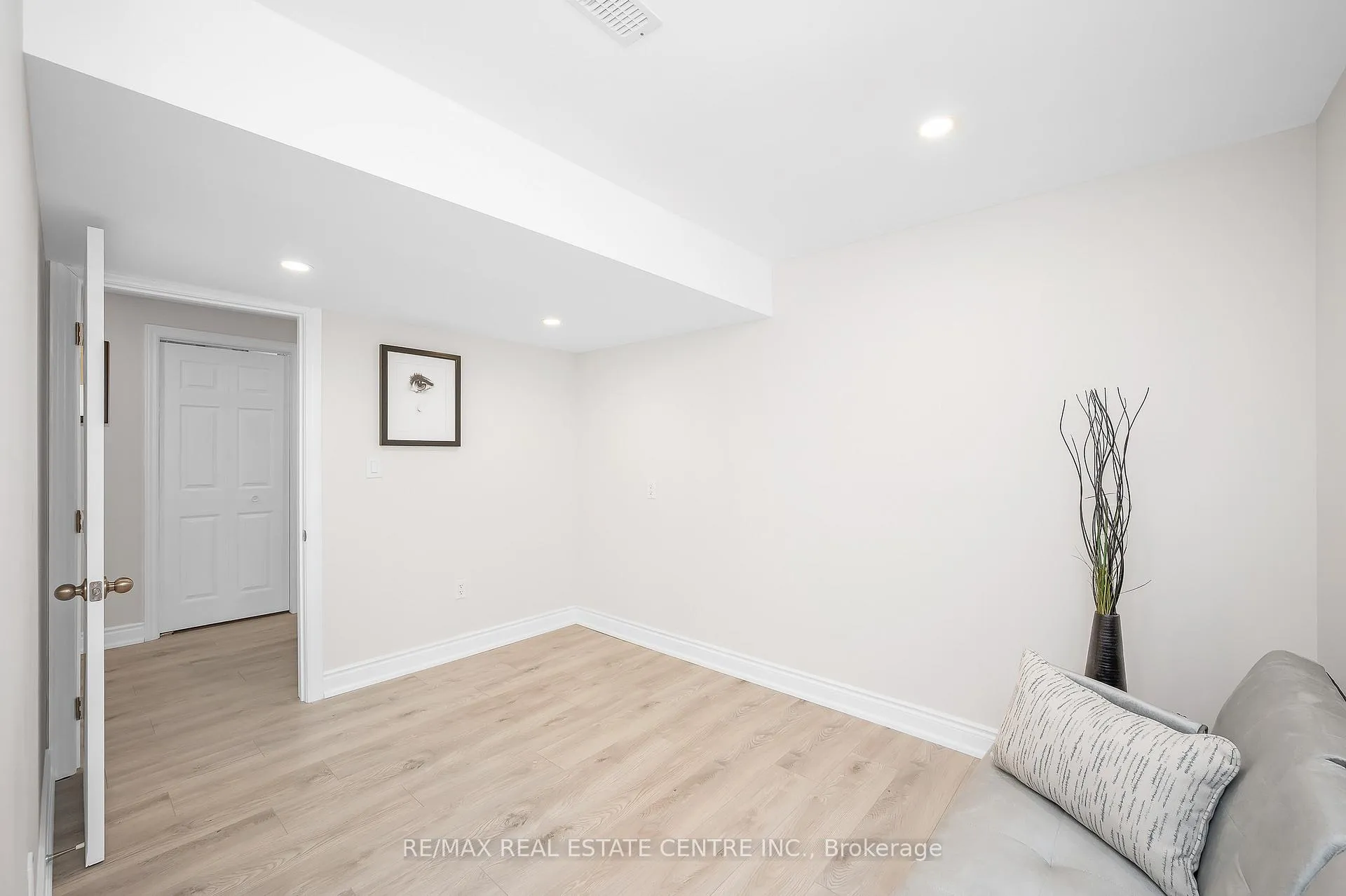 Photo 23 of 733 Stone Church Road E, Hamilton, Randall — HOMEH