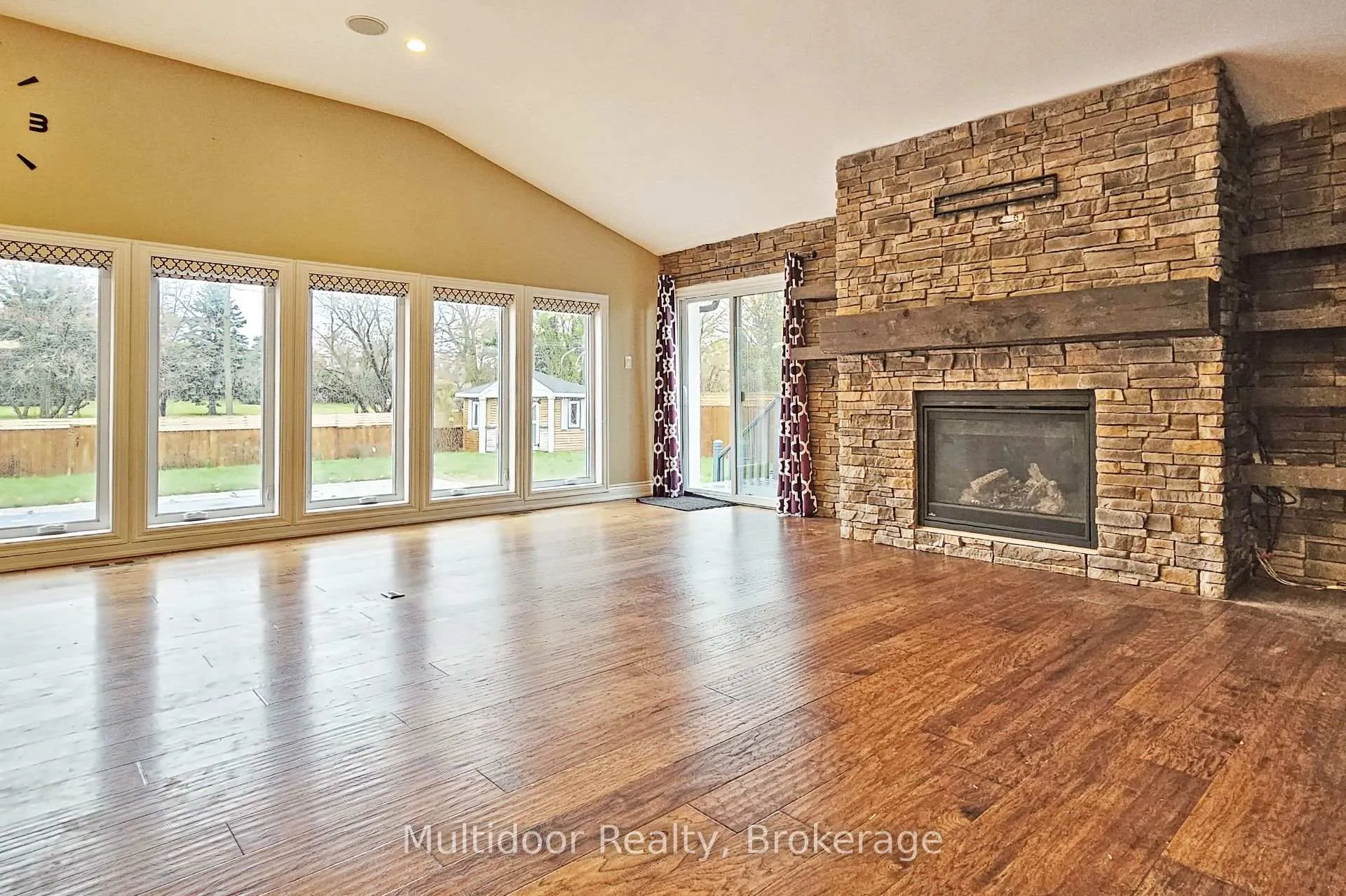 Photo 3 of 871 Swiss Heights, Oshawa, Pinecrest — HOMEH