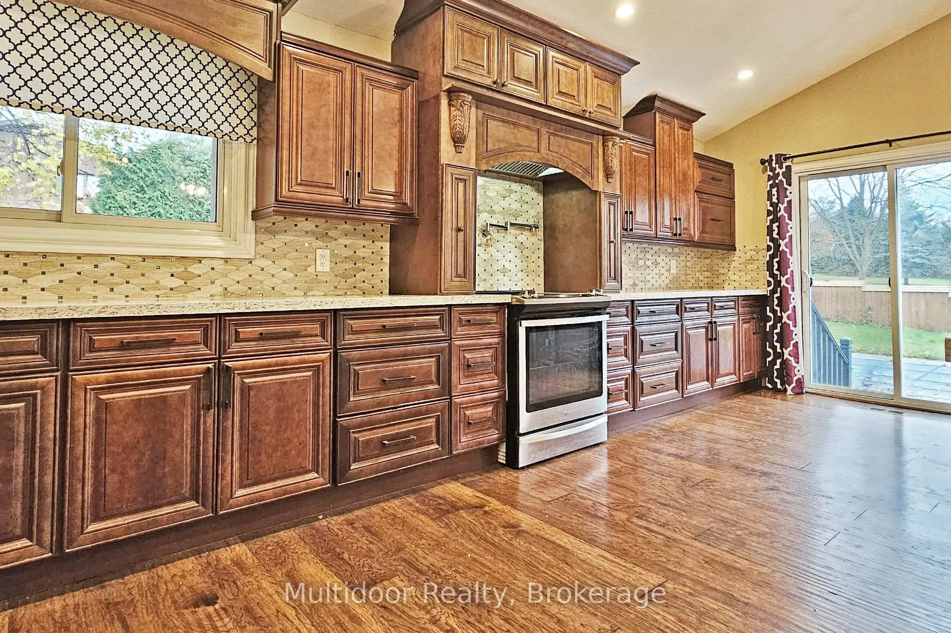 Photo 6 of 871 Swiss Heights, Oshawa, Pinecrest — HOMEH