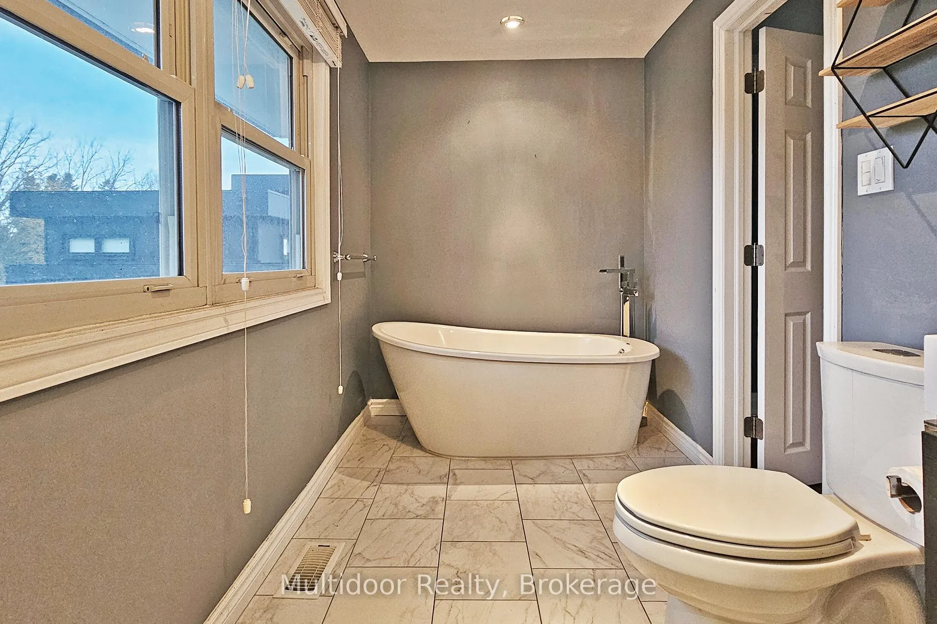 Photo 14 of 871 Swiss Heights, Oshawa, Pinecrest — HOMEH
