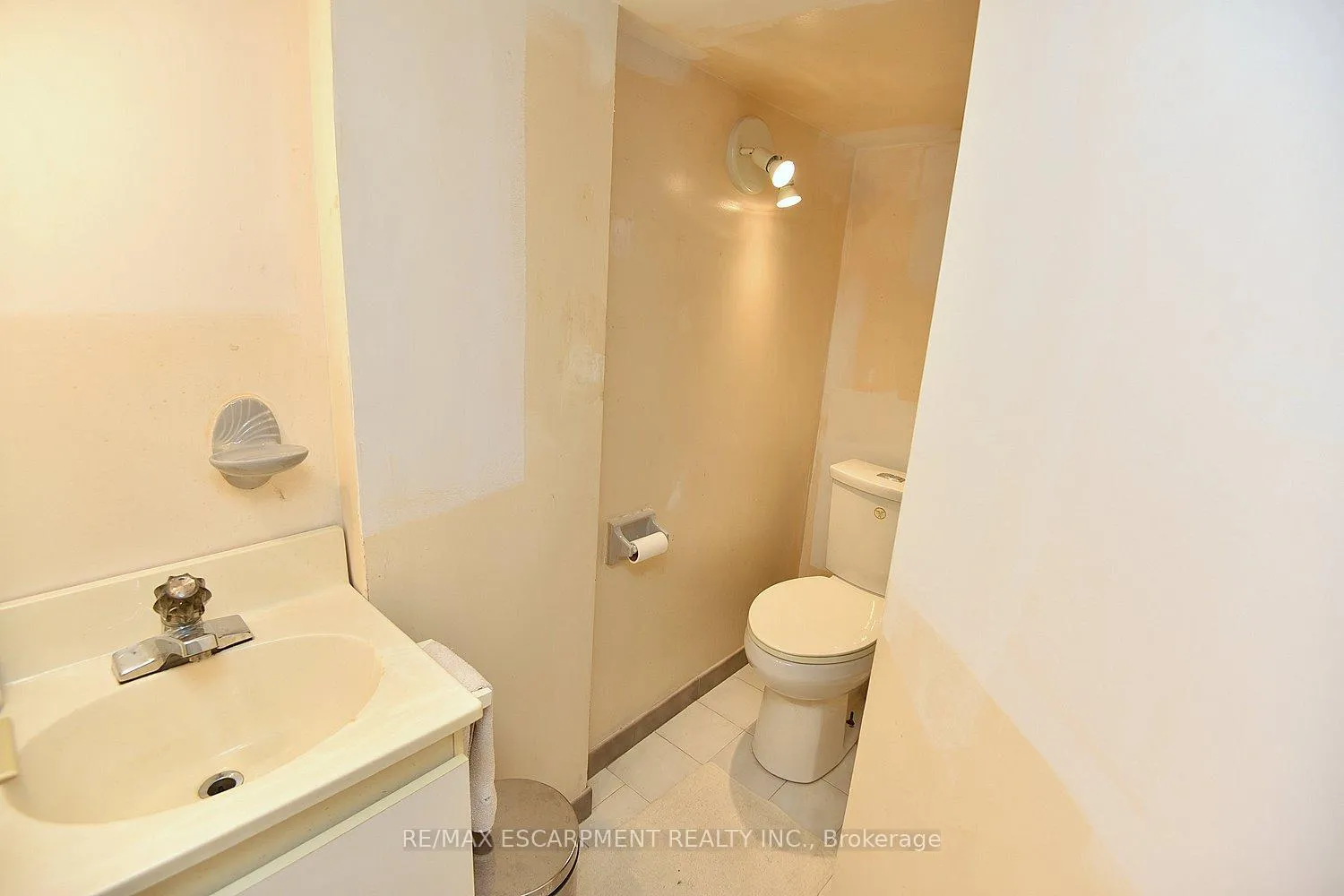 Photo 20 of 647 Limeridge Road E, Hamilton, Thorner — HOMEH