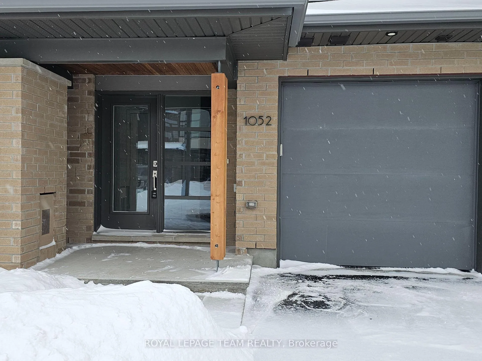 Photo 2 of 1052 Lunar Glow Crescent, Ottawa, Riverside South/Gloucester Glen — HOMEH