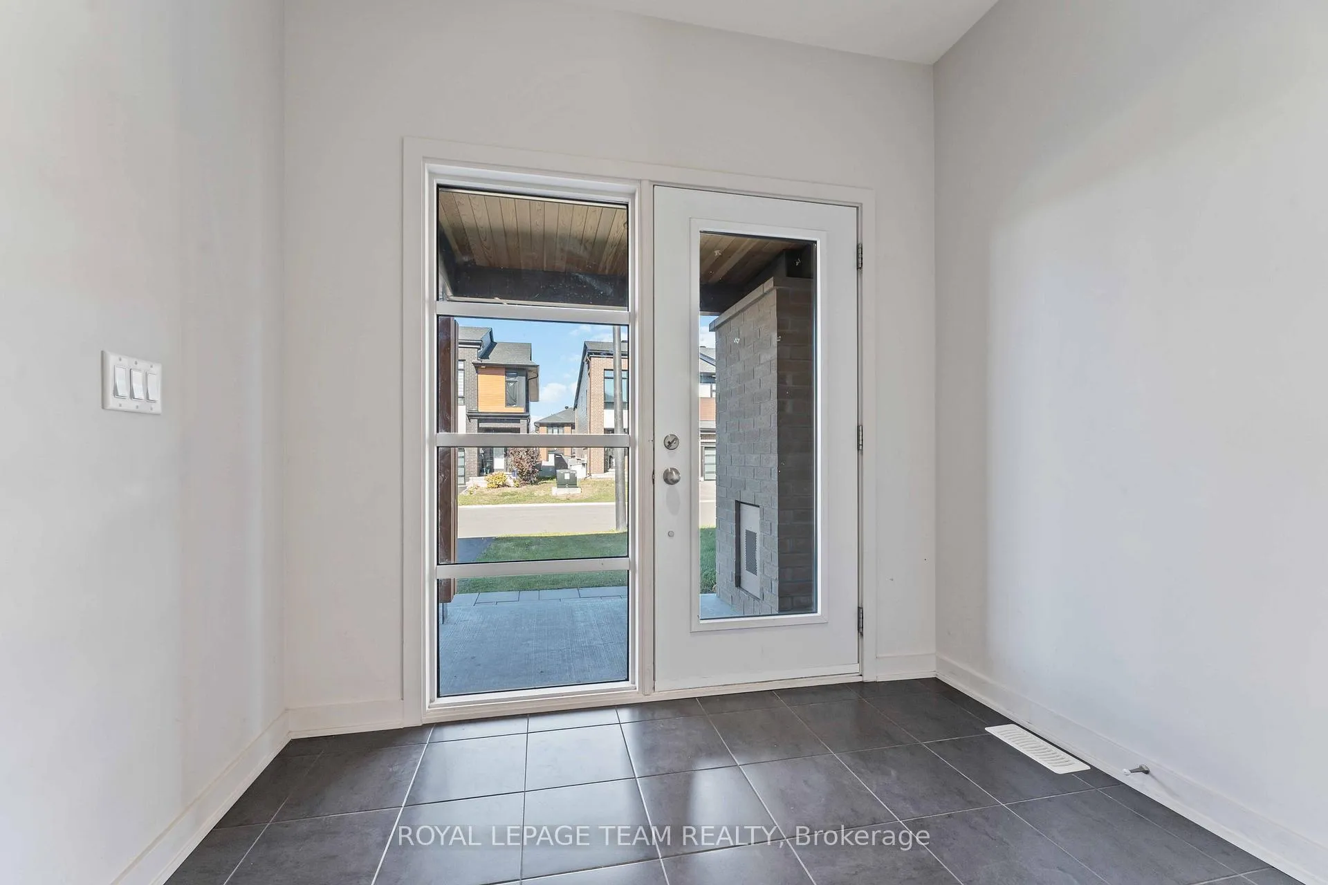 Photo 3 of 1052 Lunar Glow Crescent, Ottawa, Riverside South/Gloucester Glen — HOMEH
