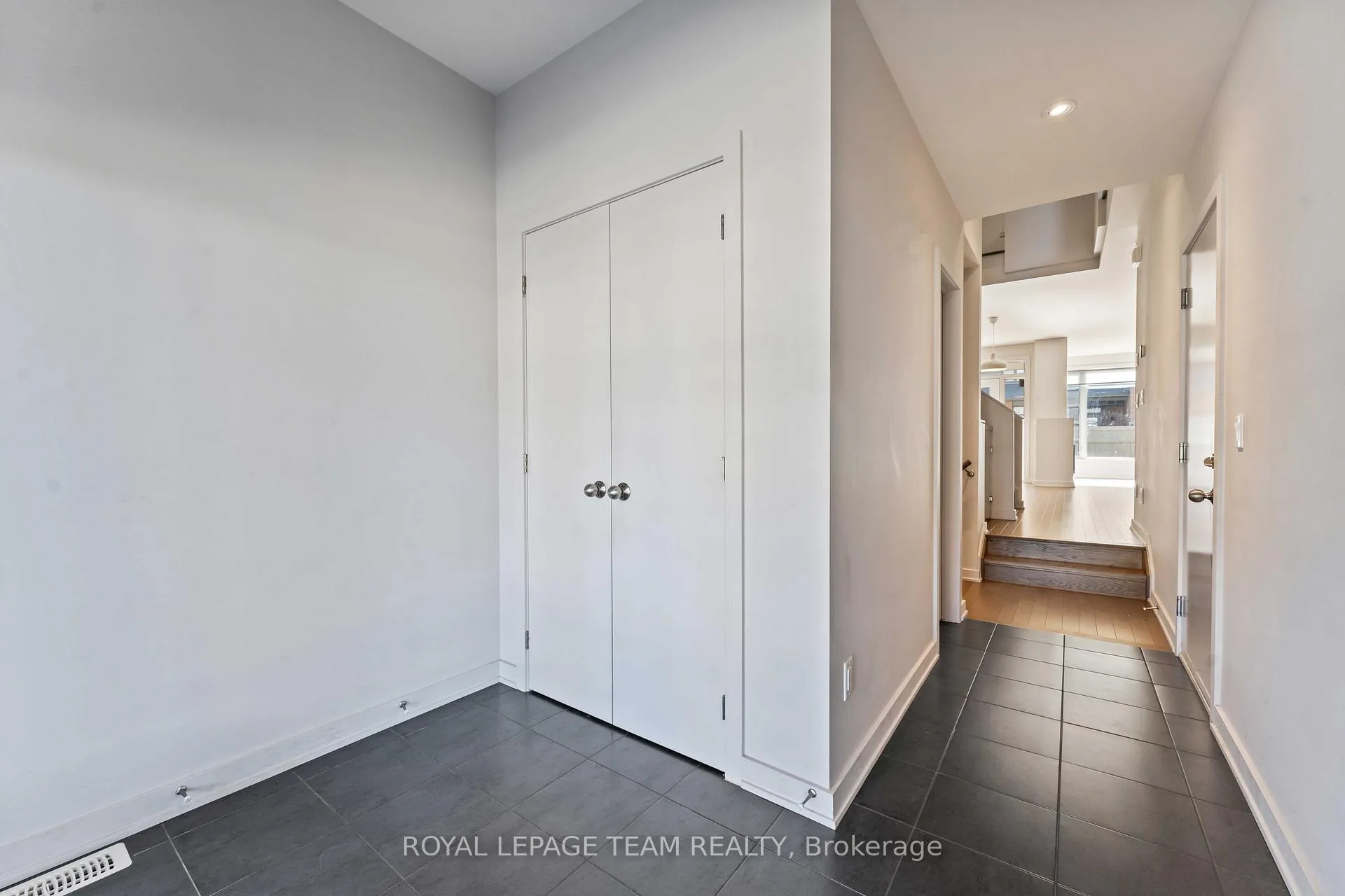 Photo 4 of 1052 Lunar Glow Crescent, Ottawa, Riverside South/Gloucester Glen — HOMEH