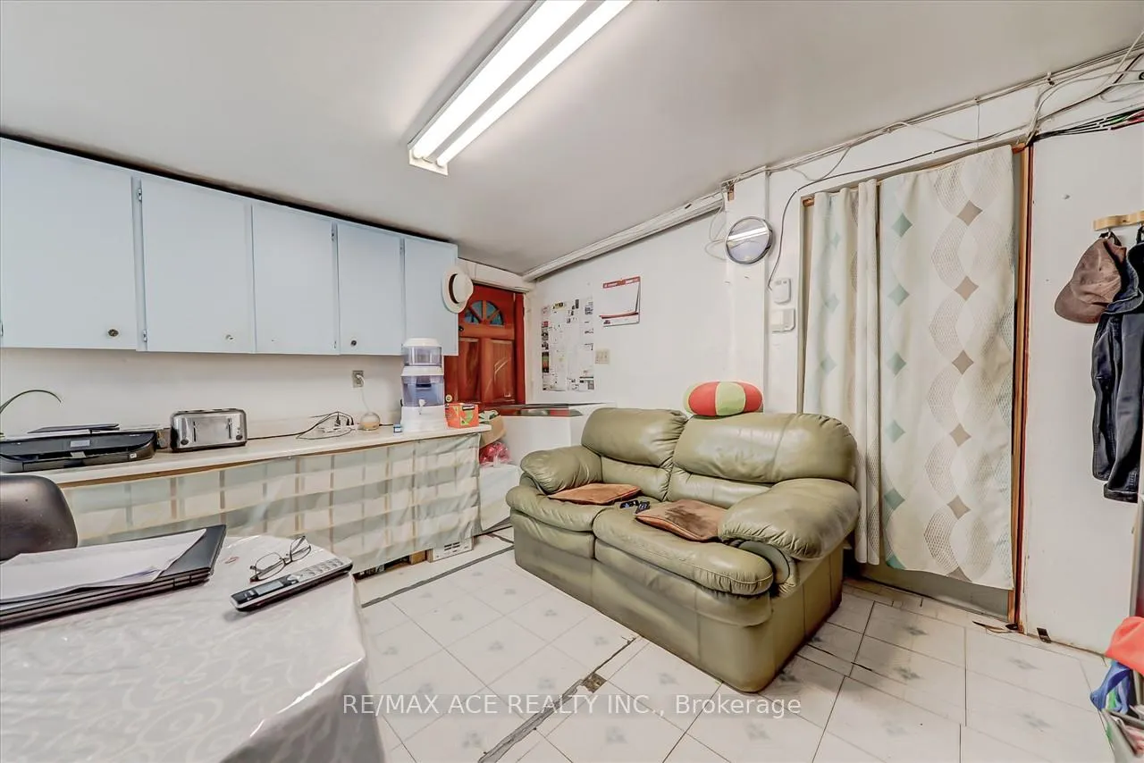 Photo 17 of 102 Centre Street N, Oshawa, O'Neill — HOMEH