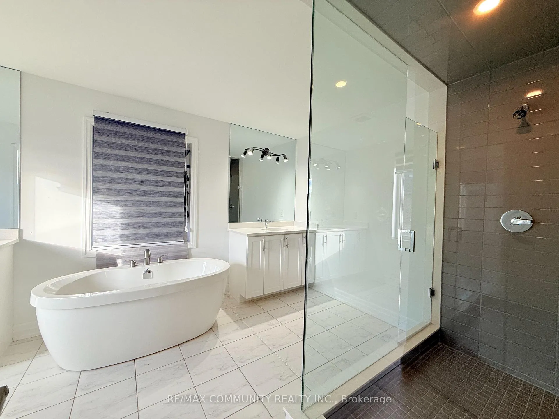 Photo 13 of 4 Hayeraft Street, Whitby, Williamsburg — HOMEH
