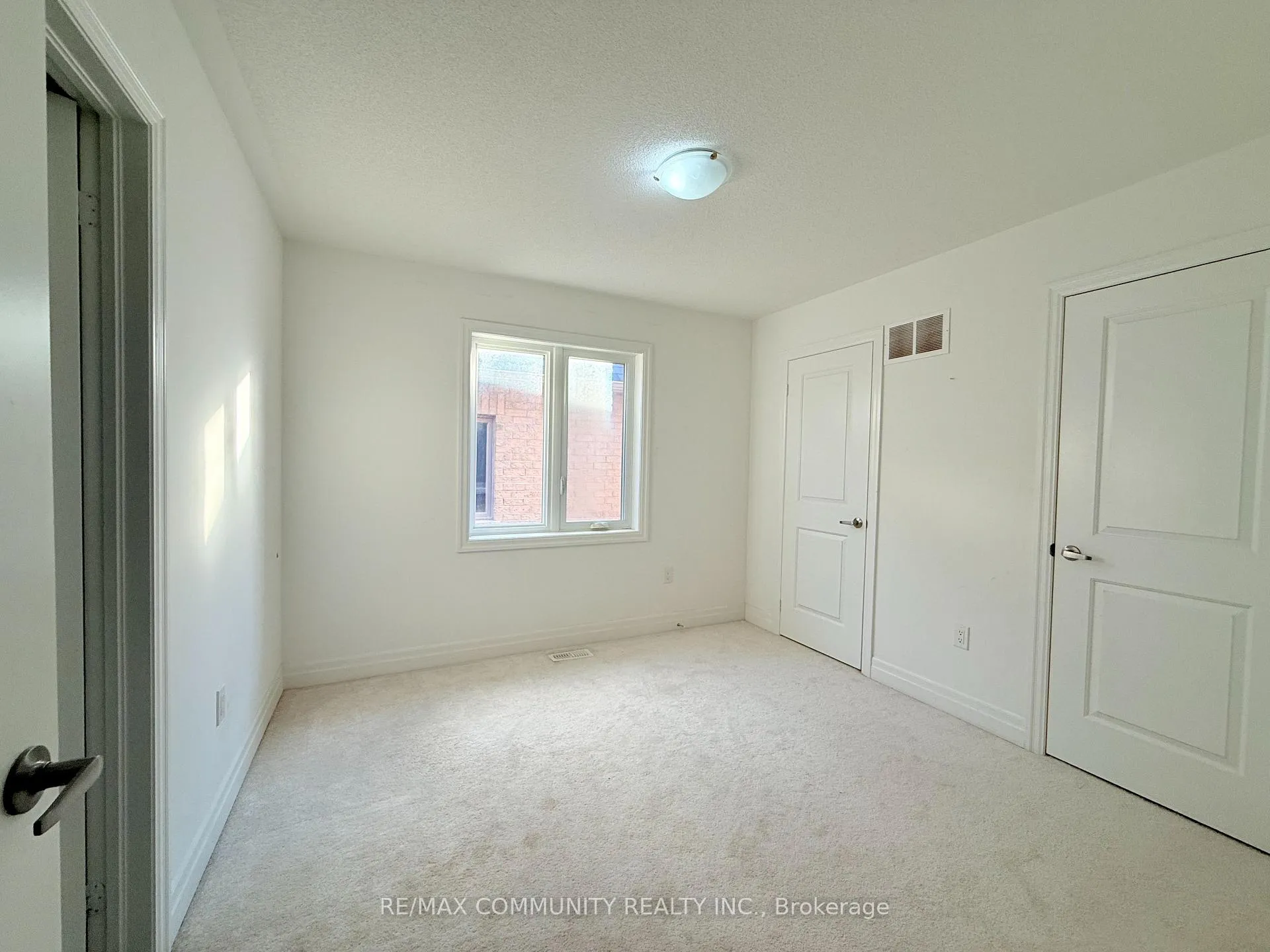 Photo 14 of 4 Hayeraft Street, Whitby, Williamsburg — HOMEH