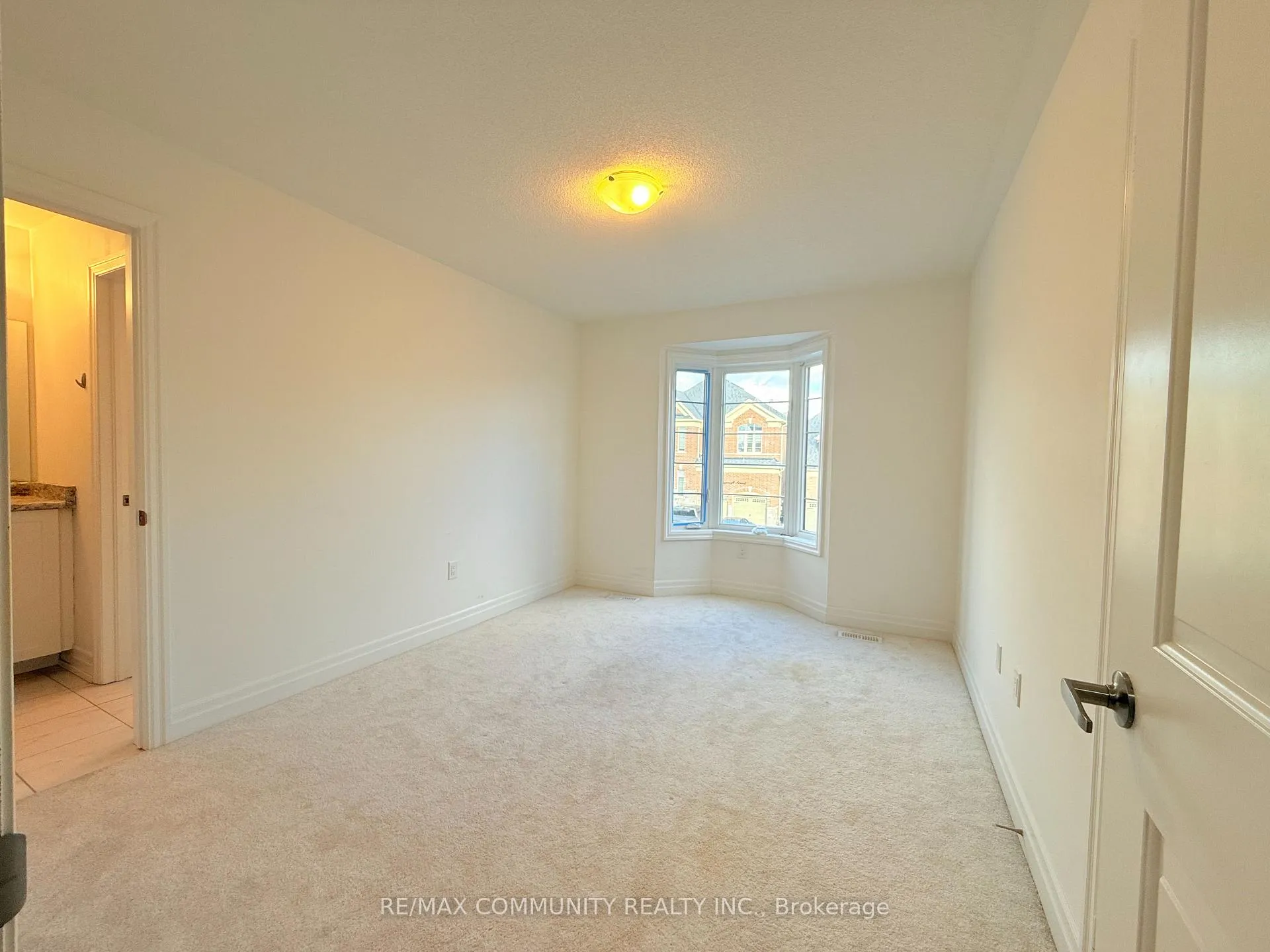 Photo 15 of 4 Hayeraft Street, Whitby, Williamsburg — HOMEH