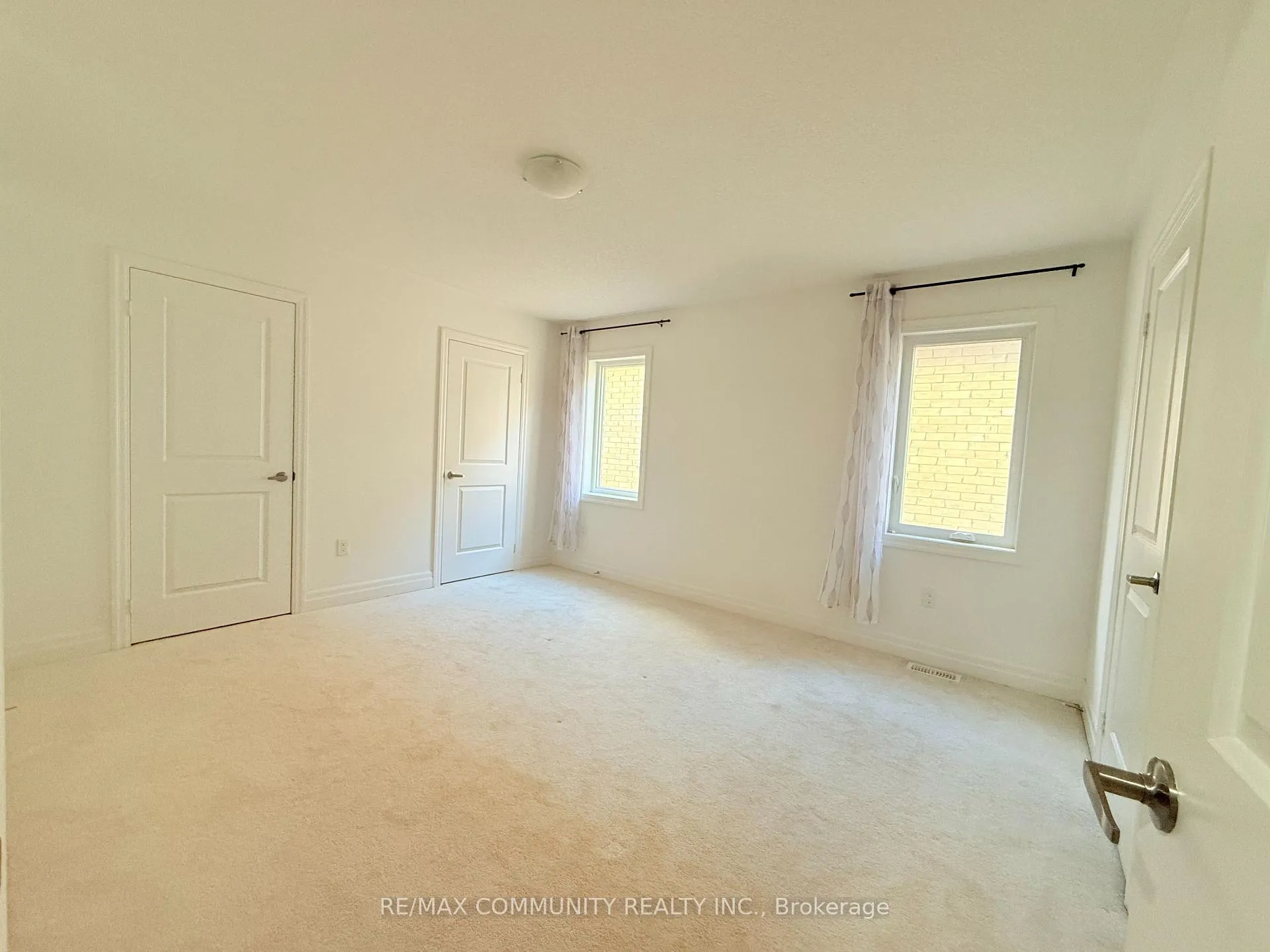 Photo 19 of 4 Hayeraft Street, Whitby, Williamsburg — HOMEH