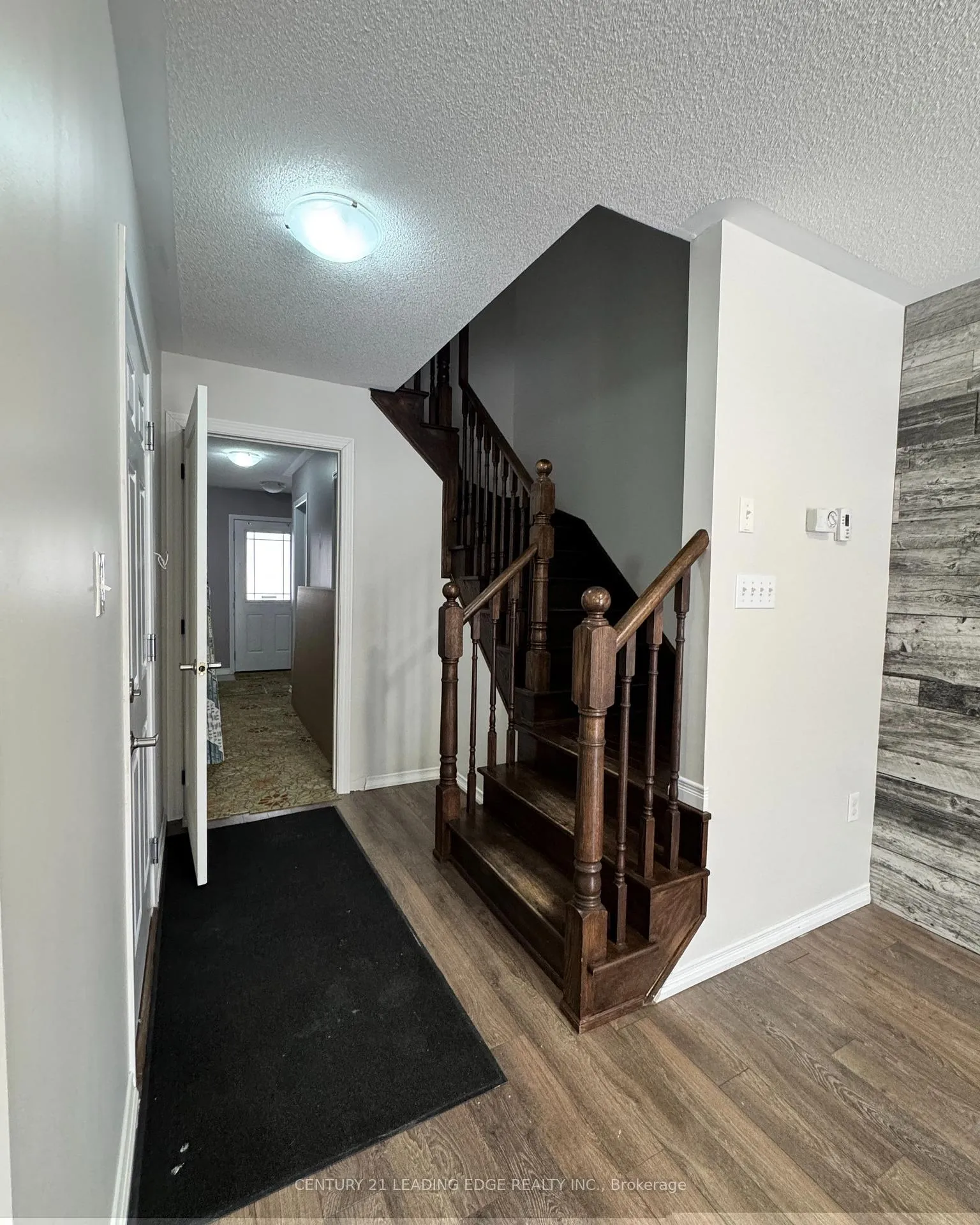 Photo 4 of 21 Robinson Street, Barrie, Allandale — HOMEH