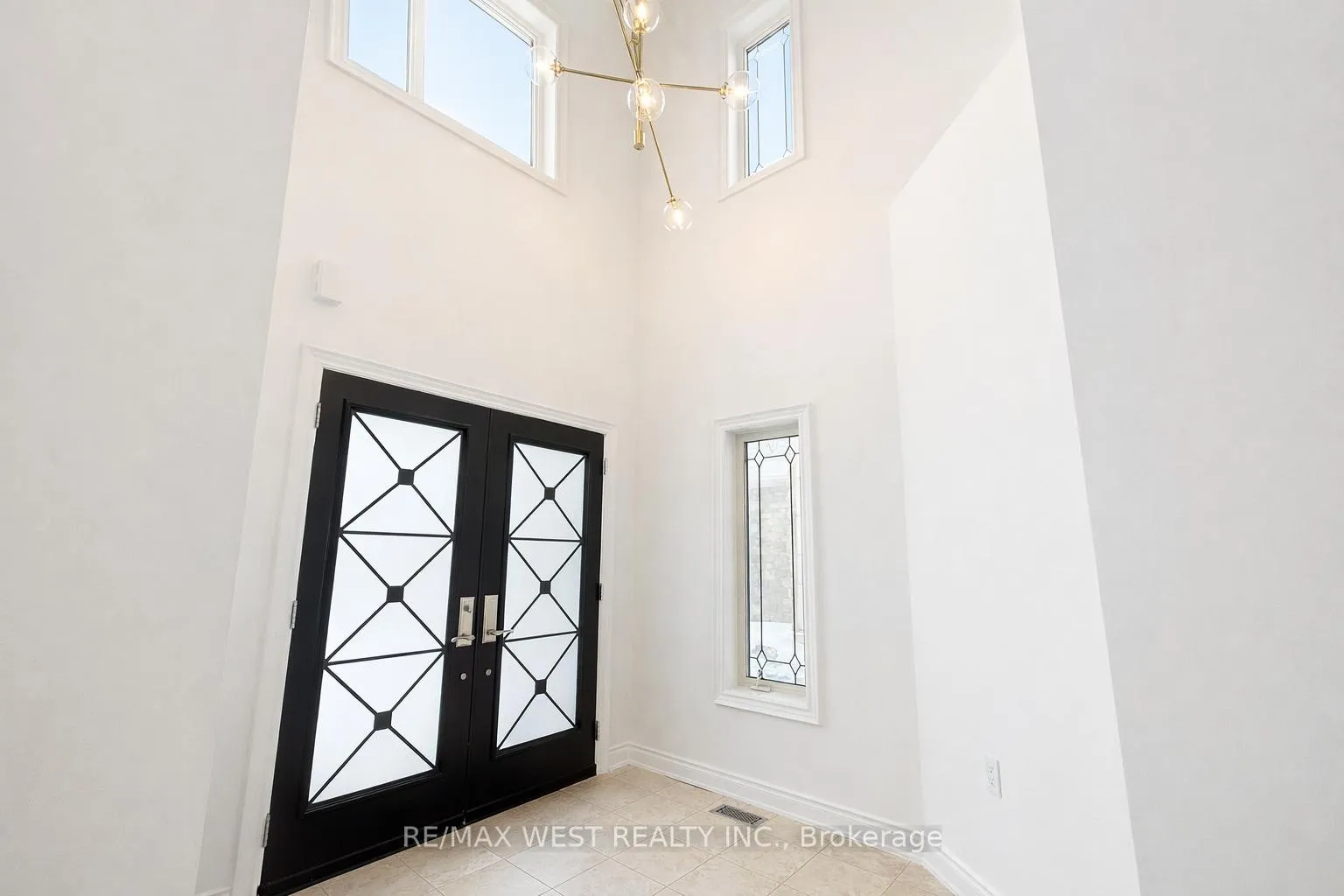 Photo 2 of 126 Ner Israel Drive, Vaughan, Patterson — HOMEH