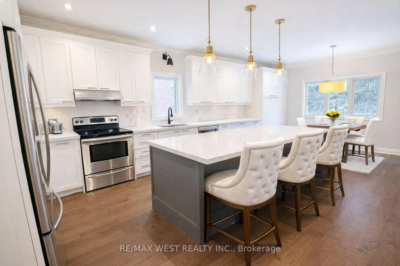 Photo 5 of 126 Ner Israel Drive, Vaughan, Patterson — HOMEH