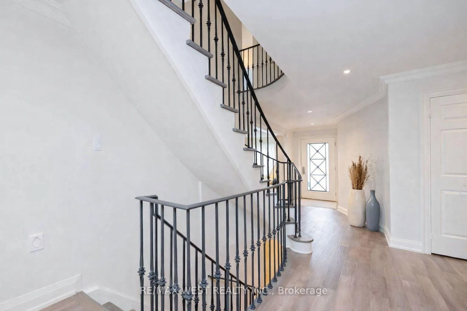 Photo 2 of 15 Dundurn Crescent, Vaughan, Uplands — HOMEH