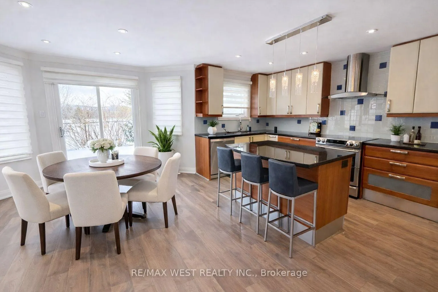 Photo 4 of 15 Dundurn Crescent, Vaughan, Uplands — HOMEH