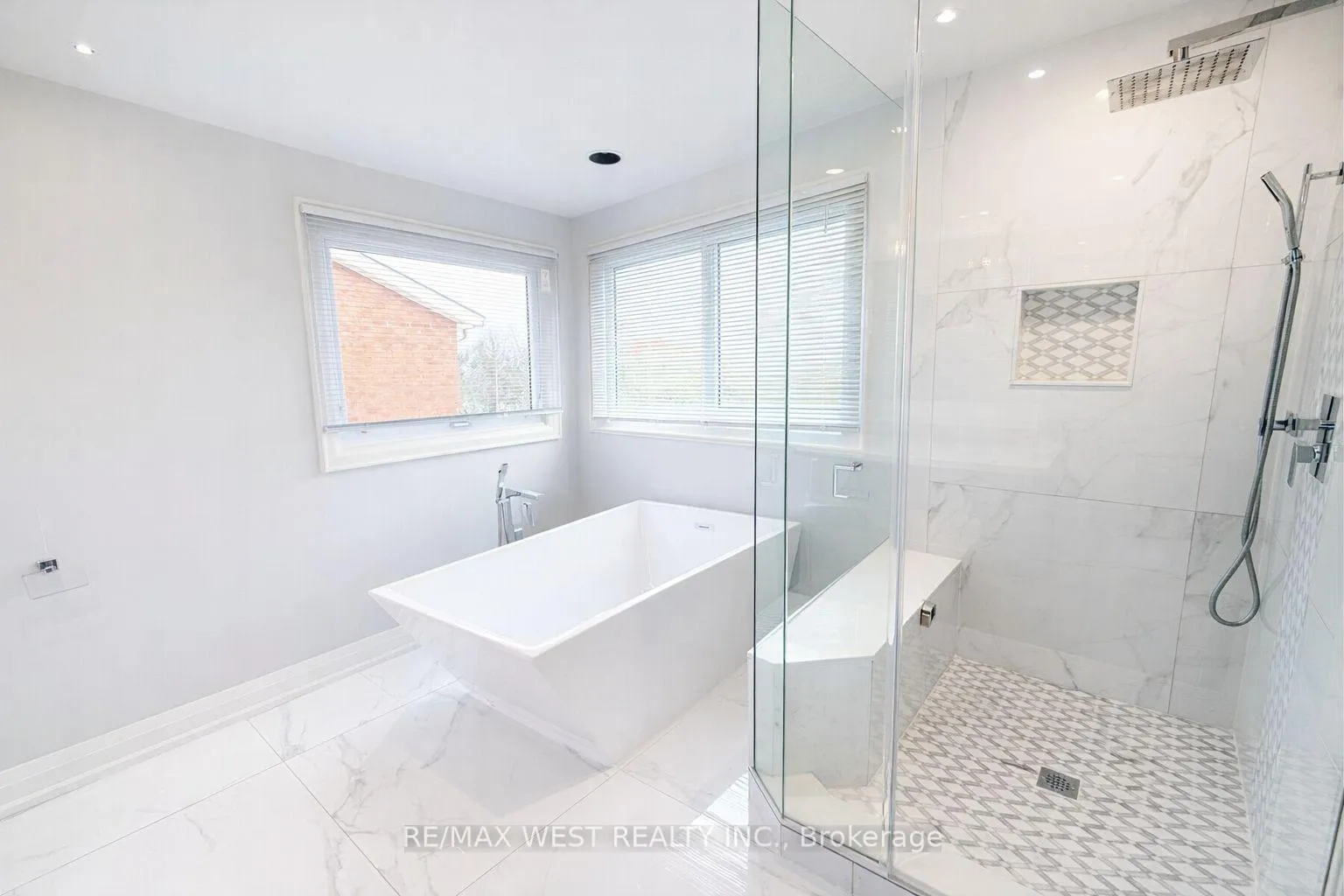 Photo 9 of 15 Dundurn Crescent, Vaughan, Uplands — HOMEH