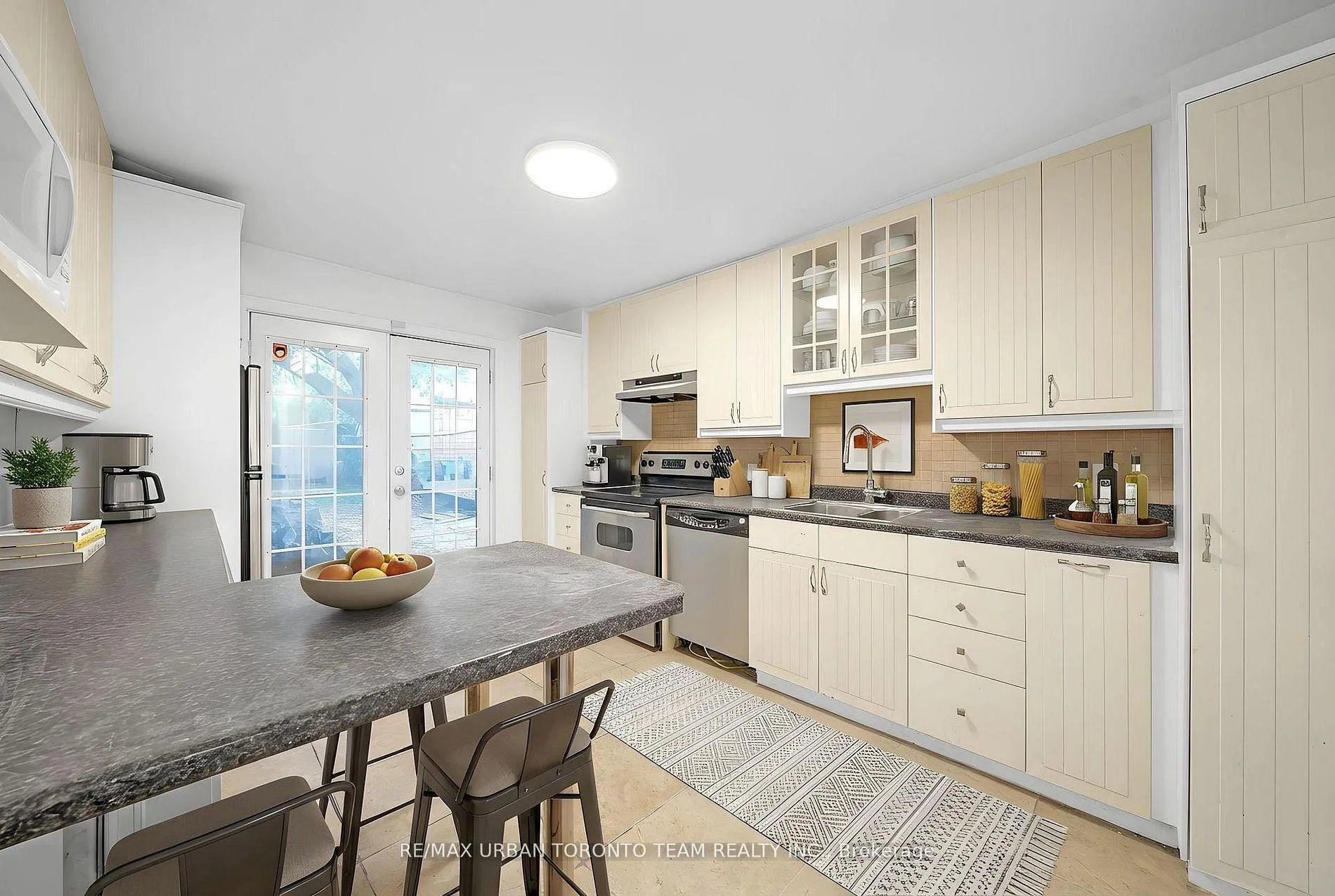 Front of Unit Main, 880 Dundas Street E