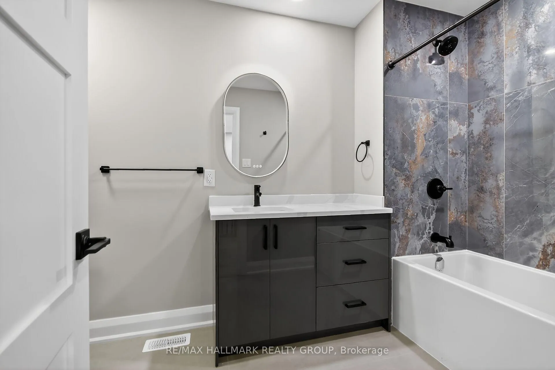 Photo 42 of 76 Burnett's Grove Circle, Ottawa, Barrhaven - Pheasant Run — HOMEH