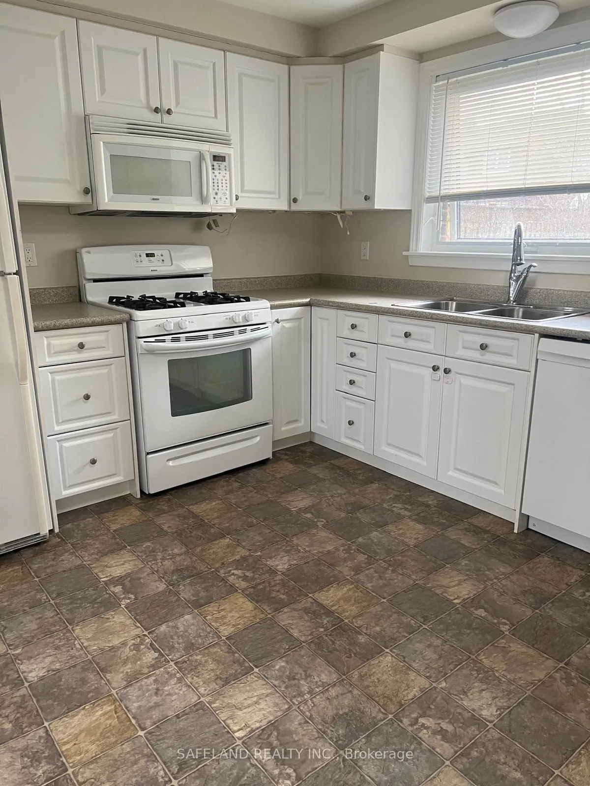Photo 3 of 31 Cowling Crescent, Ajax, South East — HOMEH