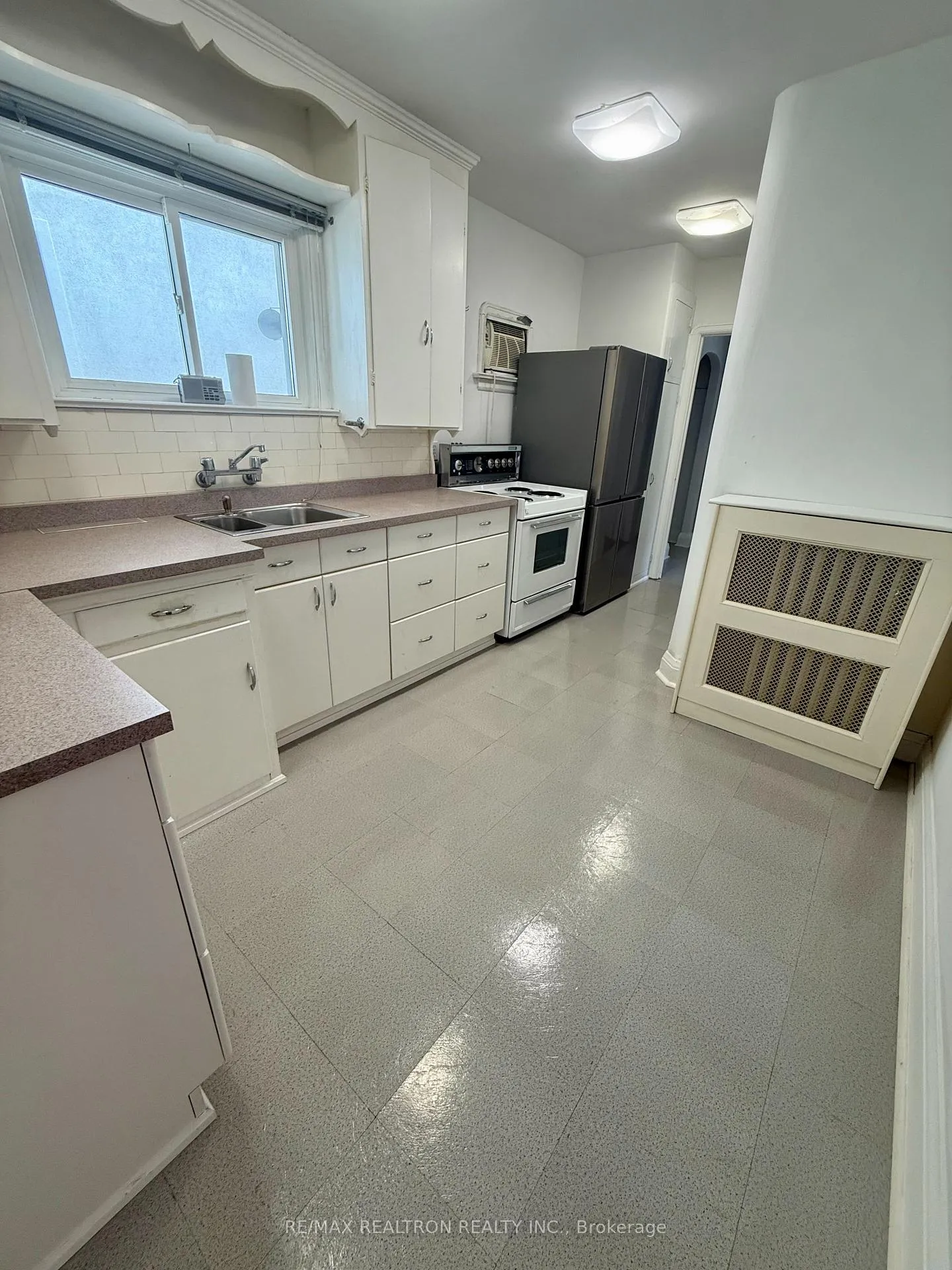 Photo 15 of 138 Glenwood Crescent, Toronto, O'Connor-Parkview — HOMEH