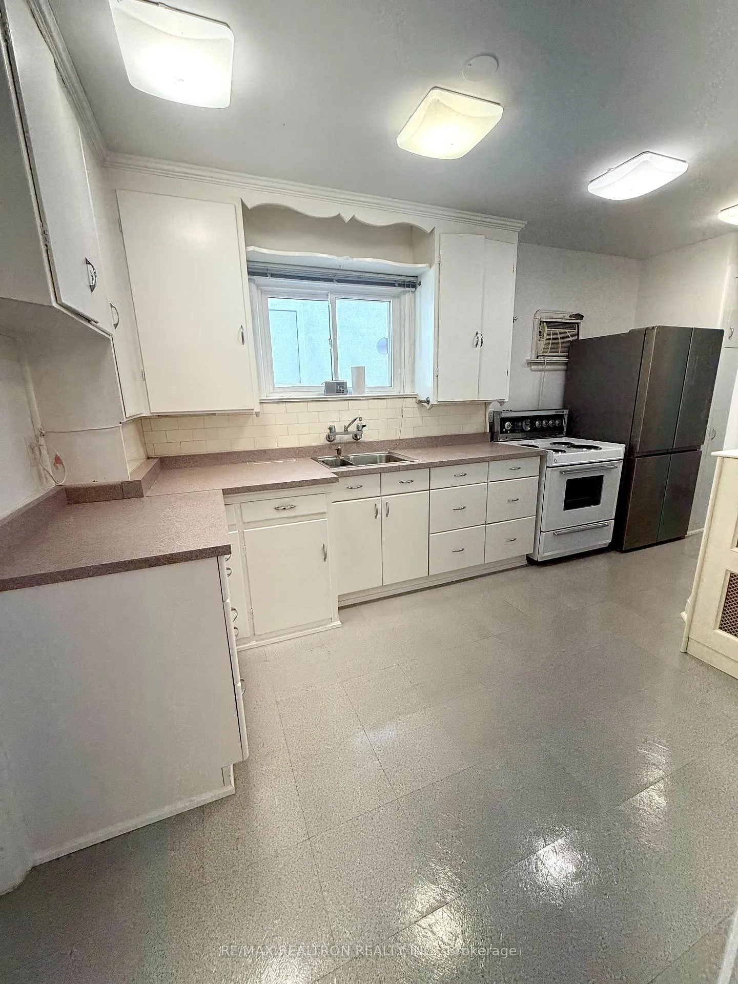 Photo 16 of 138 Glenwood Crescent, Toronto, O'Connor-Parkview — HOMEH